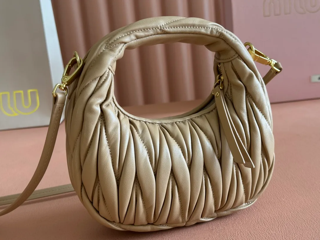 p1460💋💋💋 Equipped with a full set of packaging at the counter [Special grade hardware original leather] Wander Matelasse sheepskin Hobo mini handbag/crossbody bag ~ The red sheepskin Wander handbag has become one of the classic accessories. This mini handbag is made of Matalasse sheep leather, using exquisite craftsmanship to create a three-dimensional effect, showing exquisite elegance. Presenting the Hobo bag style, blending retro style and modern elegance, it has become a new synonym for modern femininity. ～Golden hardware ～Zipper closure ～Metal lettering logo on the front ～Cotton satin lining Size: W17.5×H14×D5.5cm Number: 5BP156