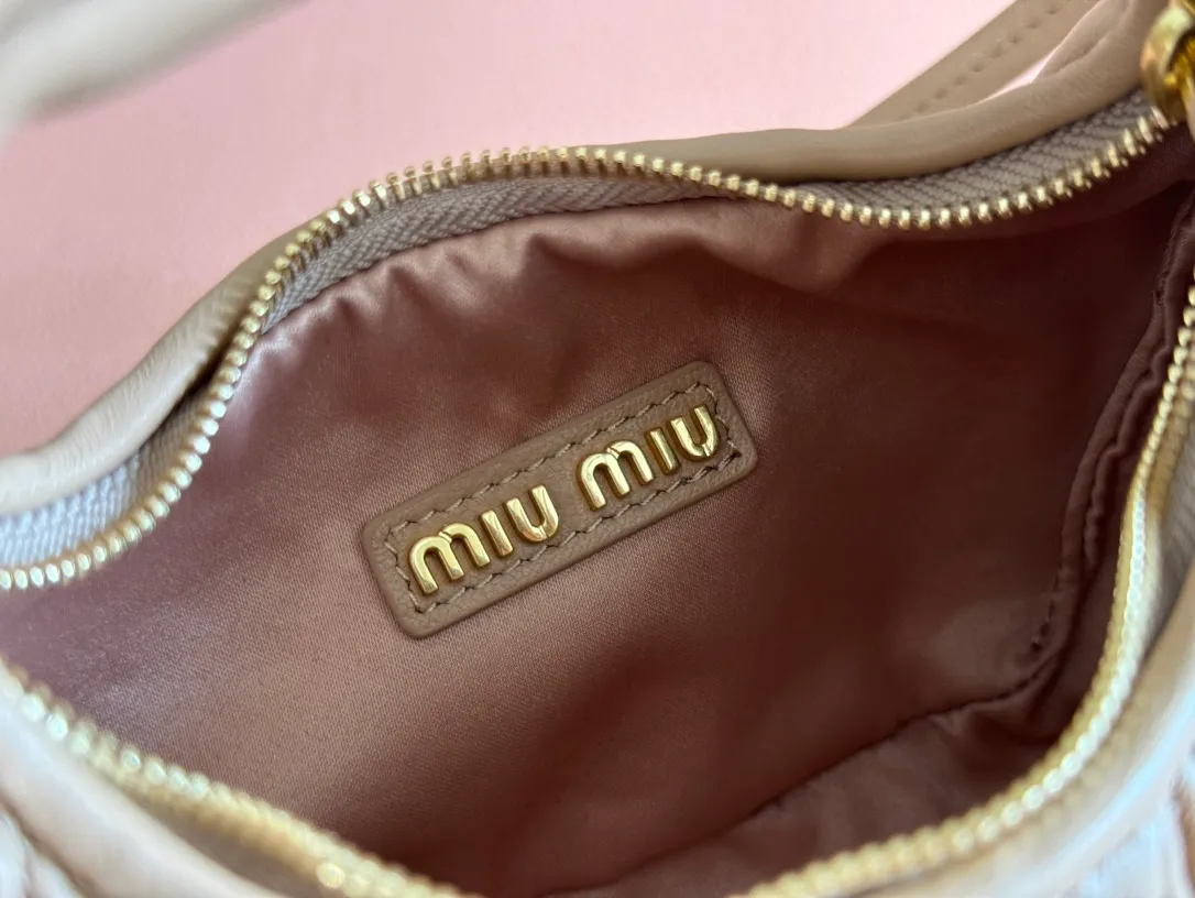 p1460💋💋💋 Equipped with a full set of packaging at the counter [Special grade hardware original leather] Wander Matelasse sheepskin Hobo mini handbag/crossbody bag ~ The red sheepskin Wander handbag has become one of the classic accessories. This mini handbag is made of Matalasse sheep leather, using exquisite craftsmanship to create a three-dimensional effect, showing exquisite elegance. Presenting the Hobo bag style, blending retro style and modern elegance, it has become a new synonym for modern femininity. ～Golden hardware ～Zipper closure ～Metal lettering logo on the front ～Cotton satin lining Size: W17.5×H14×D5.5cm Number: 5BP156