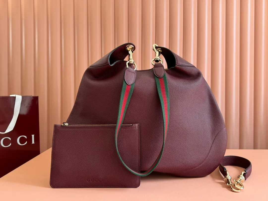 p1800. 💋💋💋【New Configuration Counter Gift Bag】Gucci Body Double Lock Medium Shoulder Bag Presents the Gucci Body double lock handbag series, inspired by the archive design of the 1950s. Embodying the essence of a mid-20th century classic, this medium shoulder bag is crafted from Original GG canvas and has a draped, agile silhouette. Model: 815924. Size: 49 (length) x 46 (height) x 4cm (thickness) Color: canvas leather/original leather. Made in Italy