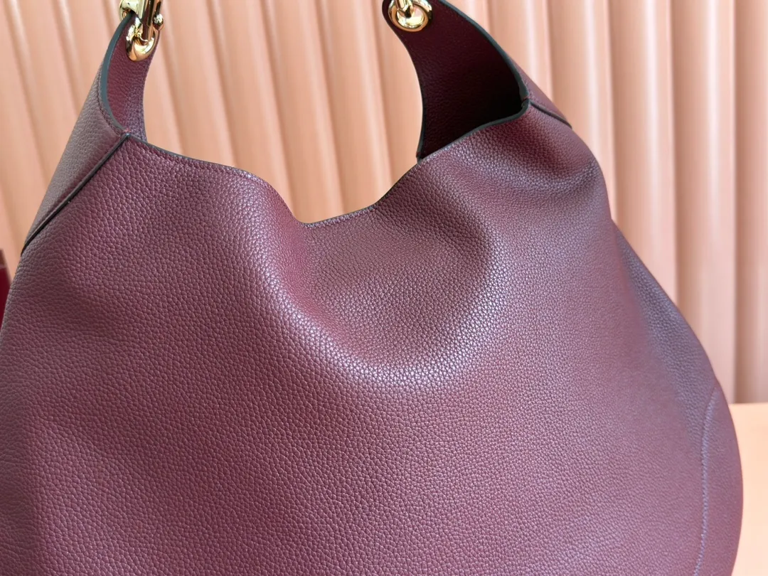 p1800. 💋💋💋【New Configuration Counter Gift Bag】Gucci Body Double Lock Medium Shoulder Bag Presents the Gucci Body double lock handbag series, inspired by the archive design of the 1950s. Embodying the essence of a mid-20th century classic, this medium shoulder bag is crafted from Original GG canvas and has a draped, agile silhouette. Model: 815924. Size: 49 (length) x 46 (height) x 4cm (thickness) Color: canvas leather/original leather. Made in Italy