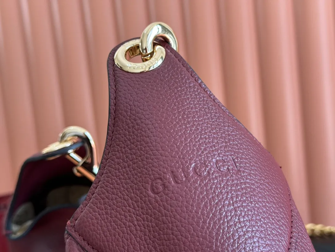 p1800. 💋💋💋【New Configuration Counter Gift Bag】Gucci Body Double Lock Medium Shoulder Bag Presents the Gucci Body double lock handbag series, inspired by the archive design of the 1950s. Embodying the essence of a mid-20th century classic, this medium shoulder bag is crafted from Original GG canvas and has a draped, agile silhouette. Model: 815924. Size: 49 (length) x 46 (height) x 4cm (thickness) Color: canvas leather/original leather. Made in Italy