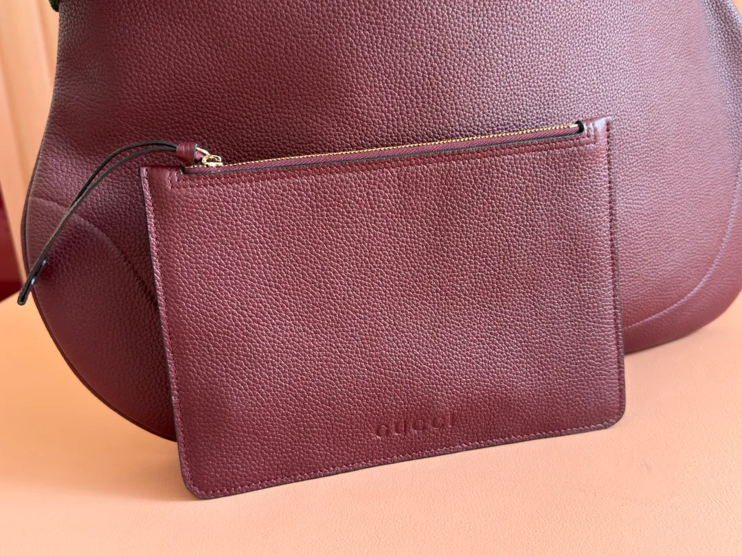 p1800. 💋💋💋【New Configuration Counter Gift Bag】Gucci Body Double Lock Medium Shoulder Bag Presents the Gucci Body double lock handbag series, inspired by the archive design of the 1950s. Embodying the essence of a mid-20th century classic, this medium shoulder bag is crafted from Original GG canvas and has a draped, agile silhouette. Model: 815924. Size: 49 (length) x 46 (height) x 4cm (thickness) Color: canvas leather/original leather. Made in Italy