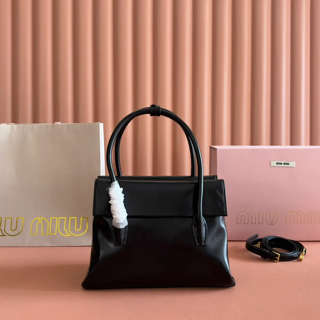 p1660💋💋💋【Configure full counter package】Solitaire Small Handbag in Glossy Leather: 5BA301 Structured lines and exquisite details define this handbag, inspired by MiuMiu’s 2006 archives. An elegant style that combines classic and experimental is enhanced by the iconic logo on the front and a shiny finish. ·With handles ·Front and back pockets ·Golden hardware ·With zipper pocket and patch pockets ●Front lettering logo Width: 25cm, Height: 18cm, Length: 10cm?