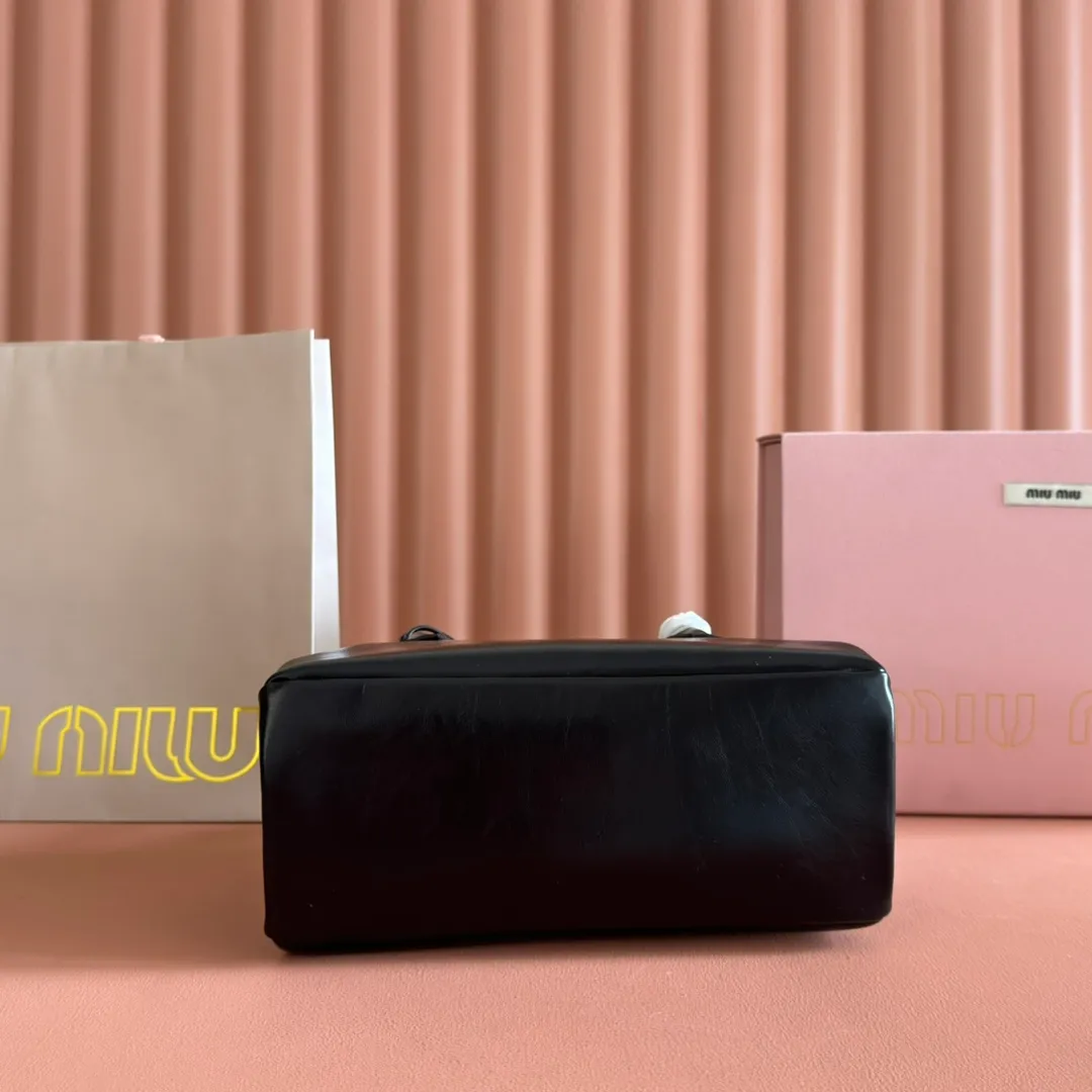 p1660💋💋💋【Configure full counter package】Solitaire Small Handbag in Glossy Leather: 5BA301 Structured lines and exquisite details define this handbag, inspired by MiuMiu’s 2006 archives. An elegant style that combines classic and experimental is enhanced by the iconic logo on the front and a shiny finish. ·With handles ·Front and back pockets ·Golden hardware ·With zipper pocket and patch pockets ●Front lettering logo Width: 25cm, Height: 18cm, Length: 10cm?