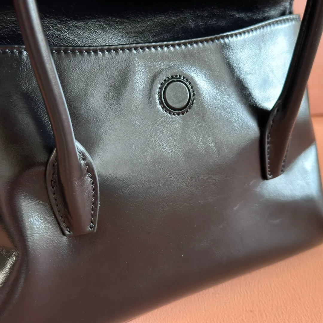 p1660💋💋💋【Configure full counter package】Solitaire Small Handbag in Glossy Leather: 5BA301 Structured lines and exquisite details define this handbag, inspired by MiuMiu’s 2006 archives. An elegant style that combines classic and experimental is enhanced by the iconic logo on the front and a shiny finish. ·With handles ·Front and back pockets ·Golden hardware ·With zipper pocket and patch pockets ●Front lettering logo Width: 25cm, Height: 18cm, Length: 10cm?