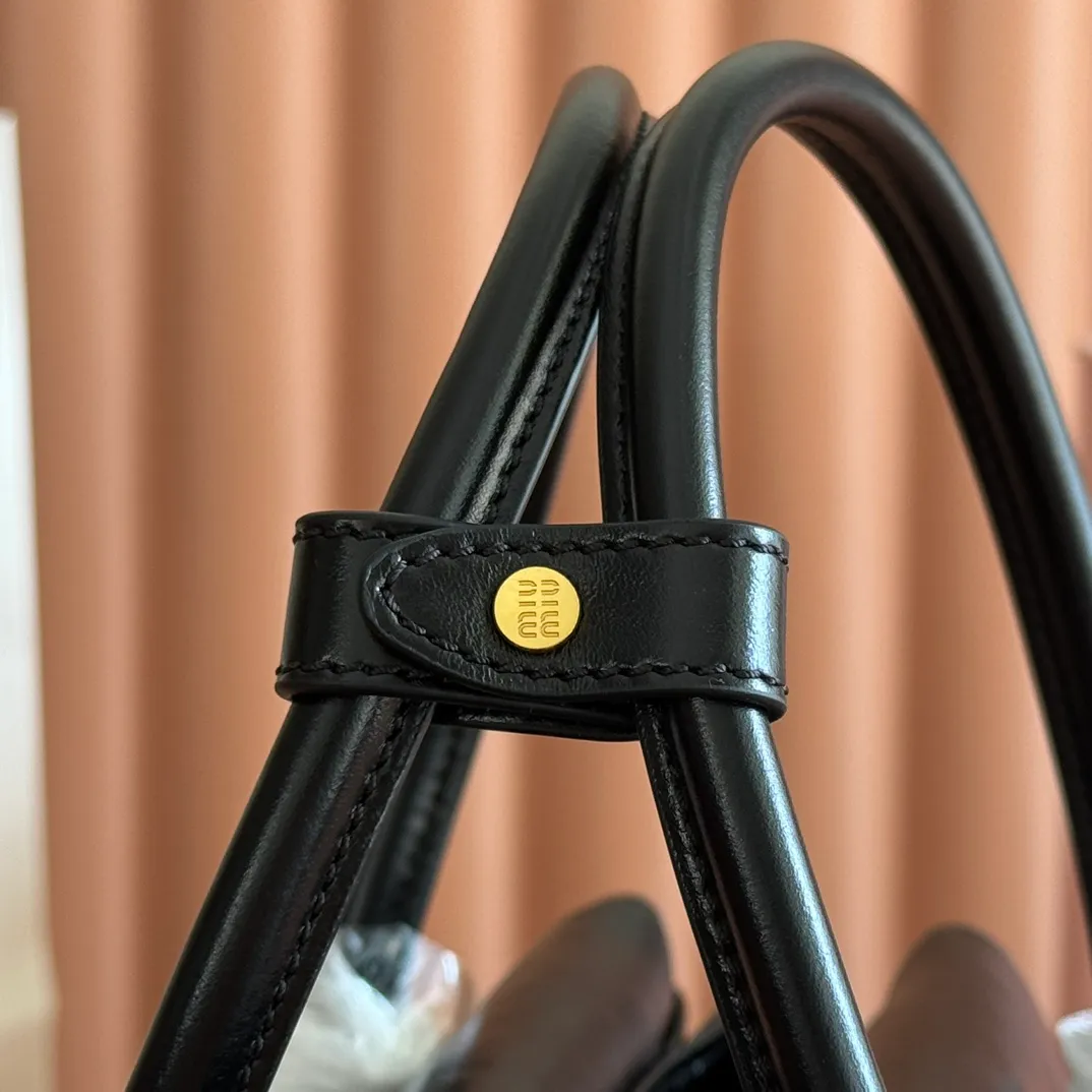 p1660💋💋💋【Configure full counter package】Solitaire Small Handbag in Glossy Leather: 5BA301 Structured lines and exquisite details define this handbag, inspired by MiuMiu’s 2006 archives. An elegant style that combines classic and experimental is enhanced by the iconic logo on the front and a shiny finish. ·With handles ·Front and back pockets ·Golden hardware ·With zipper pocket and patch pockets ●Front lettering logo Width: 25cm, Height: 18cm, Length: 10cm?