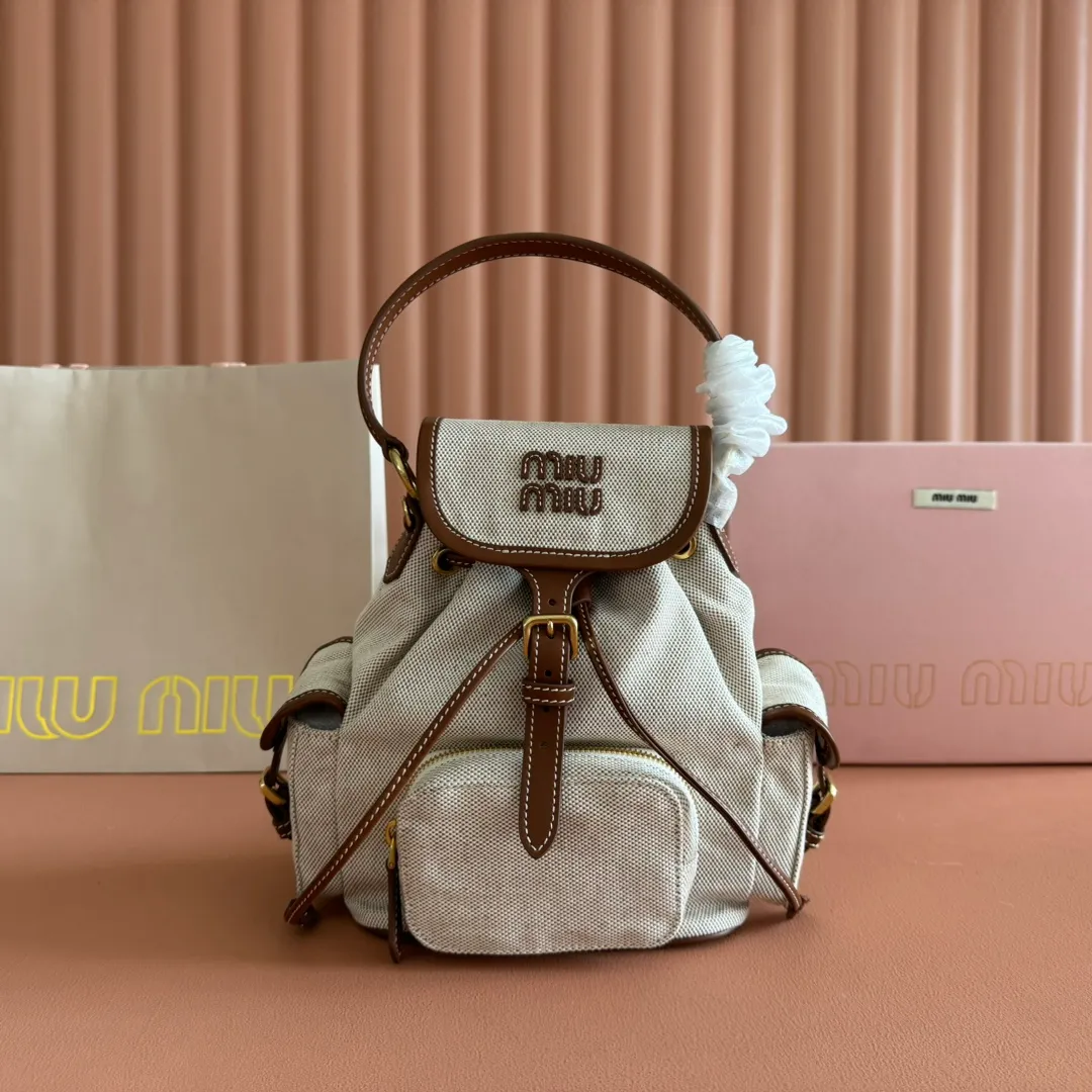 p1560. 💋💋💋【Configured with full package at counter】MIU Home new product college style backpack, the perfect combination of canvas and imported calfskin, thick wear-resistant linen blend lining, adopts a casual design style, fashionable, simple and advanced, combined with exquisite handcrafts, adds multiple pocket storage, shoulder straps and hand bags can be freely converted, greatly It improves the practicality. It is simply a tool for hanging. It can be worn with jeans, shirts or various casual sportswear. It is a very good item to wear, especially the capacity is large enough and it is light and easy to use. I sincerely recommend it. Model: 5bz043, size 22X18X11.5cm