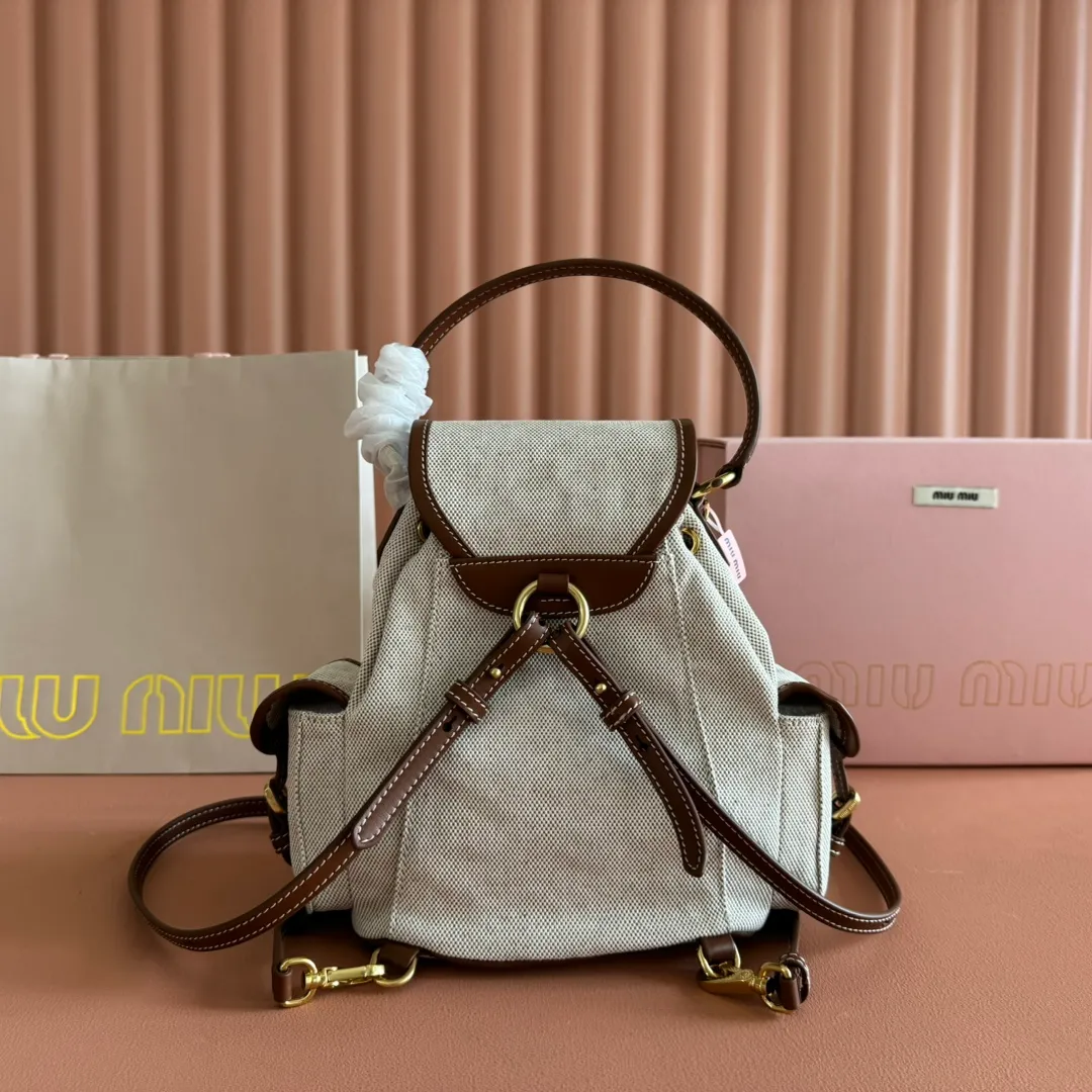p1560. 💋💋💋【Configured with full package at counter】MIU Home new product college style backpack, the perfect combination of canvas and imported calfskin, thick wear-resistant linen blend lining, adopts a casual design style, fashionable, simple and advanced, combined with exquisite handcrafts, adds multiple pocket storage, shoulder straps and hand bags can be freely converted, greatly It improves the practicality. It is simply a tool for hanging. It can be worn with jeans, shirts or various casual sportswear. It is a very good item to wear, especially the capacity is large enough and it is light and easy to use. I sincerely recommend it. Model: 5bz043, size 22X18X11.5cm