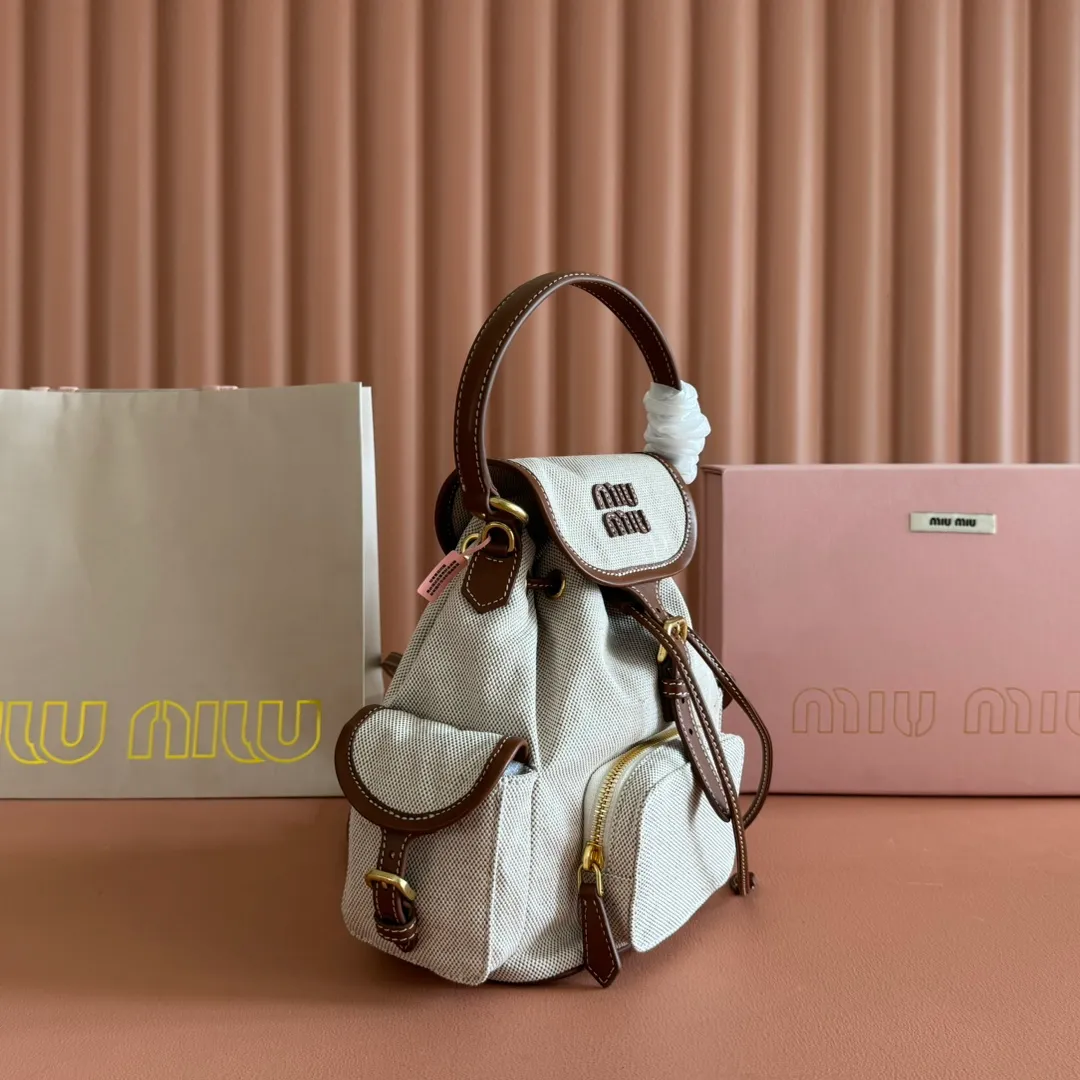 p1560. 💋💋💋【Configured with full package at counter】MIU Home new product college style backpack, the perfect combination of canvas and imported calfskin, thick wear-resistant linen blend lining, adopts a casual design style, fashionable, simple and advanced, combined with exquisite handcrafts, adds multiple pocket storage, shoulder straps and hand bags can be freely converted, greatly It improves the practicality. It is simply a tool for hanging. It can be worn with jeans, shirts or various casual sportswear. It is a very good item to wear, especially the capacity is large enough and it is light and easy to use. I sincerely recommend it. Model: 5bz043, size 22X18X11.5cm