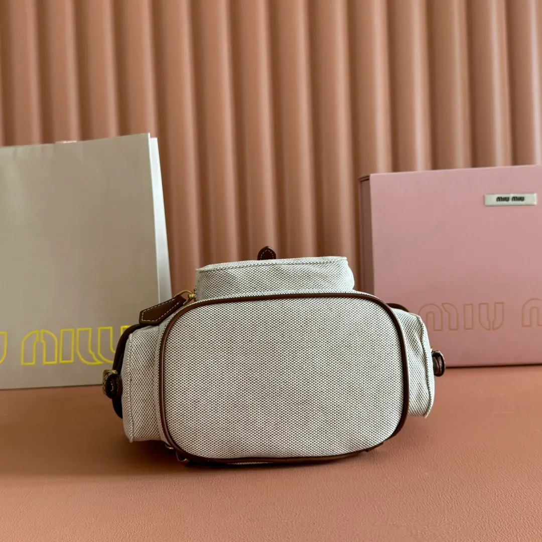 p1560. 💋💋💋【Configured with full package at counter】MIU Home new product college style backpack, the perfect combination of canvas and imported calfskin, thick wear-resistant linen blend lining, adopts a casual design style, fashionable, simple and advanced, combined with exquisite handcrafts, adds multiple pocket storage, shoulder straps and hand bags can be freely converted, greatly It improves the practicality. It is simply a tool for hanging. It can be worn with jeans, shirts or various casual sportswear. It is a very good item to wear, especially the capacity is large enough and it is light and easy to use. I sincerely recommend it. Model: 5bz043, size 22X18X11.5cm