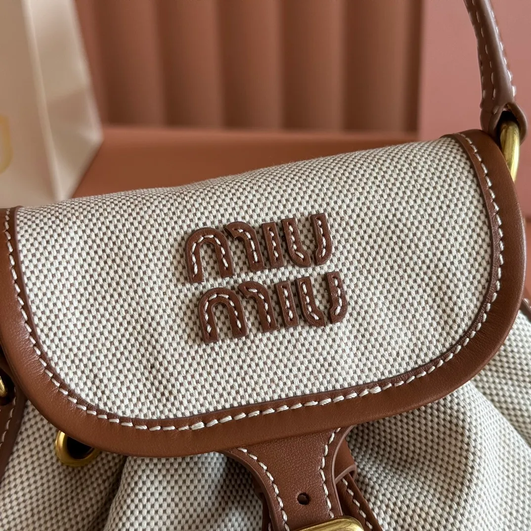 p1560. 💋💋💋【Configured with full package at counter】MIU Home new product college style backpack, the perfect combination of canvas and imported calfskin, thick wear-resistant linen blend lining, adopts a casual design style, fashionable, simple and advanced, combined with exquisite handcrafts, adds multiple pocket storage, shoulder straps and hand bags can be freely converted, greatly It improves the practicality. It is simply a tool for hanging. It can be worn with jeans, shirts or various casual sportswear. It is a very good item to wear, especially the capacity is large enough and it is light and easy to use. I sincerely recommend it. Model: 5bz043, size 22X18X11.5cm