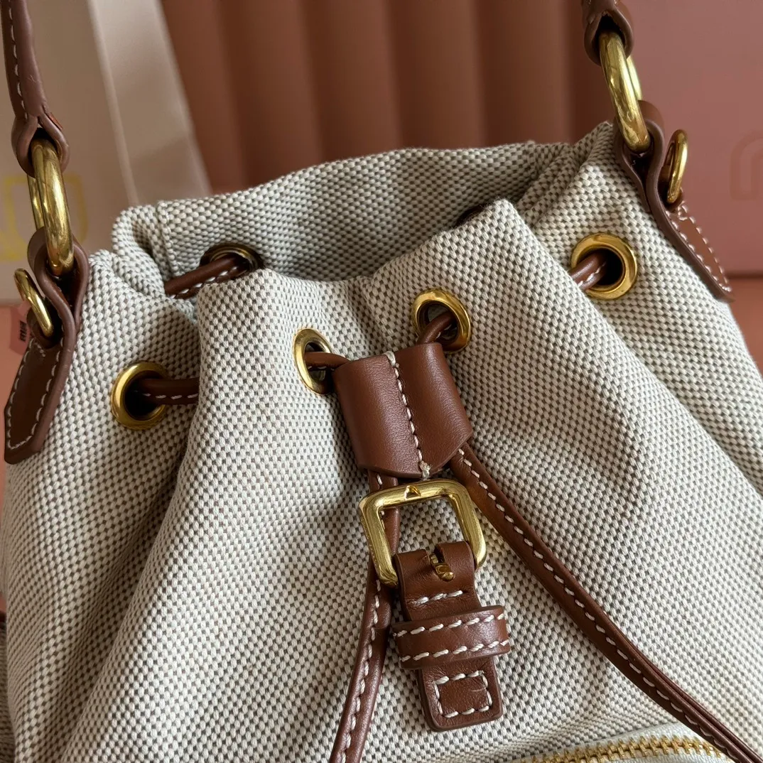 p1560. 💋💋💋【Configured with full package at counter】MIU Home new product college style backpack, the perfect combination of canvas and imported calfskin, thick wear-resistant linen blend lining, adopts a casual design style, fashionable, simple and advanced, combined with exquisite handcrafts, adds multiple pocket storage, shoulder straps and hand bags can be freely converted, greatly It improves the practicality. It is simply a tool for hanging. It can be worn with jeans, shirts or various casual sportswear. It is a very good item to wear, especially the capacity is large enough and it is light and easy to use. I sincerely recommend it. Model: 5bz043, size 22X18X11.5cm