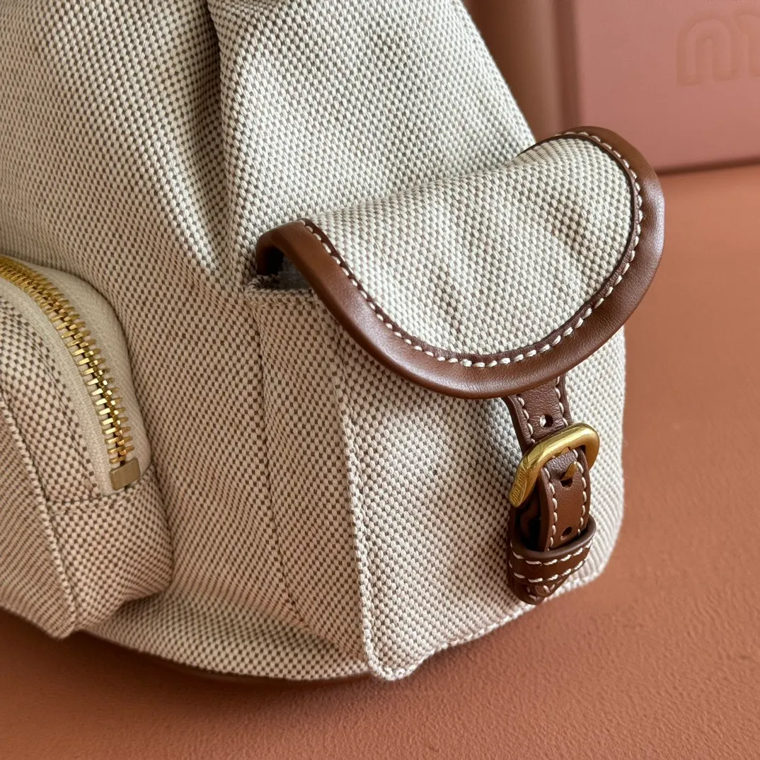 p1560. 💋💋💋【Configured with full package at counter】MIU Home new product college style backpack, the perfect combination of canvas and imported calfskin, thick wear-resistant linen blend lining, adopts a casual design style, fashionable, simple and advanced, combined with exquisite handcrafts, adds multiple pocket storage, shoulder straps and hand bags can be freely converted, greatly It improves the practicality. It is simply a tool for hanging. It can be worn with jeans, shirts or various casual sportswear. It is a very good item to wear, especially the capacity is large enough and it is light and easy to use. I sincerely recommend it. Model: 5bz043, size 22X18X11.5cm