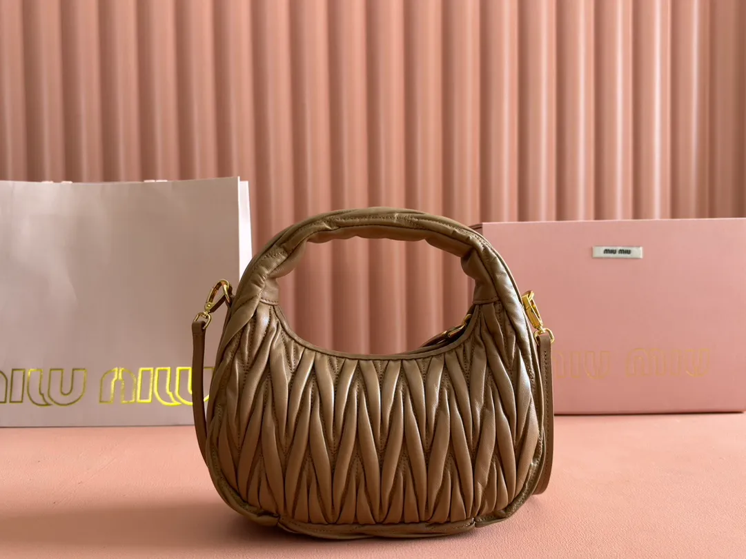 p1560💋💋💋【Premium hardware original leather】Wander Matelasse sheep leather Hobo handbag/crossbody bag ~ Wander handbag has become one of the classic accessories. This mini handbag is made of Matalasse sheep leather, using exquisite craftsmanship to create a three-dimensional effect, showing exquisite elegance. Presenting the Hobo bag style, blending retro style and modern elegance, it has become a new synonym for modern femininity. ～Golden hardware ～Zip closure ～Metal lettering logo on the front ～Cotton satin lining Size: W23×H13×D7cm Number: _5BC125
