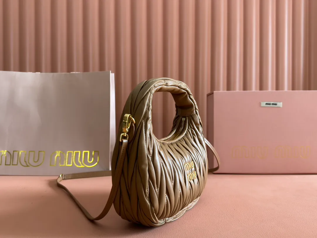 p1560💋💋💋【Premium hardware original leather】Wander Matelasse sheep leather Hobo handbag/crossbody bag ~ Wander handbag has become one of the classic accessories. This mini handbag is made of Matalasse sheep leather, using exquisite craftsmanship to create a three-dimensional effect, showing exquisite elegance. Presenting the Hobo bag style, blending retro style and modern elegance, it has become a new synonym for modern femininity. ～Golden hardware ～Zip closure ～Metal lettering logo on the front ～Cotton satin lining Size: W23×H13×D7cm Number: _5BC125