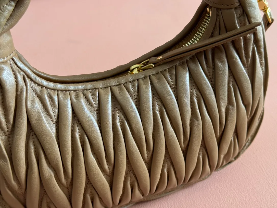 p1560💋💋💋【Premium hardware original leather】Wander Matelasse sheep leather Hobo handbag/crossbody bag ~ Wander handbag has become one of the classic accessories. This mini handbag is made of Matalasse sheep leather, using exquisite craftsmanship to create a three-dimensional effect, showing exquisite elegance. Presenting the Hobo bag style, blending retro style and modern elegance, it has become a new synonym for modern femininity. ～Golden hardware ～Zip closure ～Metal lettering logo on the front ～Cotton satin lining Size: W23×H13×D7cm Number: _5BC125