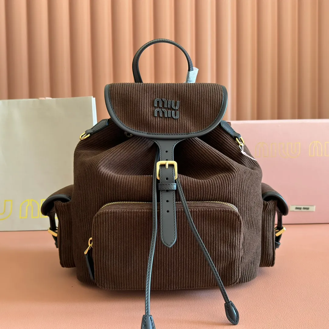 p1700. 💋💋💋【Configured with full package at counter】MIU Home new product college style backpack, the perfect combination of canvas and imported calfskin, thick wear-resistant linen blend lining, adopts a casual design style, fashionable, simple and advanced, combined with exquisite handcrafts, adding multiple pockets for storage, the shoulder strap and hand bag can be freely converted, which is a great convenience Improved practicality, it is simply a tool for dressing. It can be worn with jeans, shirts or various casual sportswear. It is a very good item to wear, especially the capacity is large enough and it is light and easy to use. I highly recommend it. Model: 5bz042, size 29.5x25x12.5cm