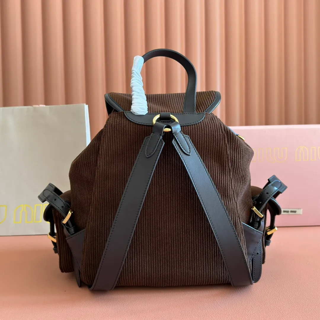 p1700. 💋💋💋【Configured with full package at counter】MIU Home new product college style backpack, the perfect combination of canvas and imported calfskin, thick wear-resistant linen blend lining, adopts a casual design style, fashionable, simple and advanced, combined with exquisite handcrafts, adding multiple pockets for storage, the shoulder strap and hand bag can be freely converted, which is a great convenience Improved practicality, it is simply a tool for dressing. It can be worn with jeans, shirts or various casual sportswear. It is a very good item to wear, especially the capacity is large enough and it is light and easy to use. I highly recommend it. Model: 5bz042, size 29.5x25x12.5cm