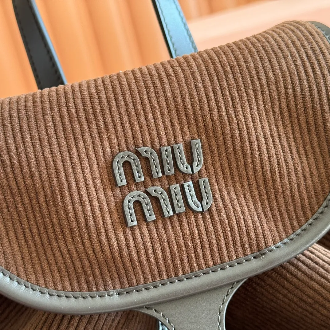 p1700. 💋💋💋【Configured with full package at counter】MIU Home new product college style backpack, the perfect combination of canvas and imported calfskin, thick wear-resistant linen blend lining, adopts a casual design style, fashionable, simple and advanced, combined with exquisite handcrafts, adding multiple pockets for storage, the shoulder strap and hand bag can be freely converted, which is a great convenience Improved practicality, it is simply a tool for dressing. It can be worn with jeans, shirts or various casual sportswear. It is a very good item to wear, especially the capacity is large enough and it is light and easy to use. I highly recommend it. Model: 5bz042, size 29.5x25x12.5cm