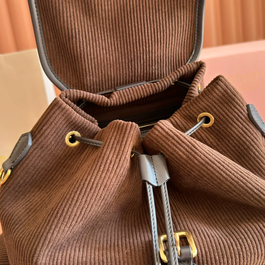 p1700. 💋💋💋【Configured with full package at counter】MIU Home new product college style backpack, the perfect combination of canvas and imported calfskin, thick wear-resistant linen blend lining, adopts a casual design style, fashionable, simple and advanced, combined with exquisite handcrafts, adding multiple pockets for storage, the shoulder strap and hand bag can be freely converted, which is a great convenience Improved practicality, it is simply a tool for dressing. It can be worn with jeans, shirts or various casual sportswear. It is a very good item to wear, especially the capacity is large enough and it is light and easy to use. I highly recommend it. Model: 5bz042, size 29.5x25x12.5cm