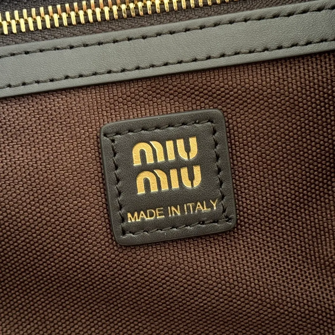 p1700. 💋💋💋【Configured with full package at counter】MIU Home new product college style backpack, the perfect combination of canvas and imported calfskin, thick wear-resistant linen blend lining, adopts a casual design style, fashionable, simple and advanced, combined with exquisite handcrafts, adding multiple pockets for storage, the shoulder strap and hand bag can be freely converted, which is a great convenience Improved practicality, it is simply a tool for dressing. It can be worn with jeans, shirts or various casual sportswear. It is a very good item to wear, especially the capacity is large enough and it is light and easy to use. I highly recommend it. Model: 5bz042, size 29.5x25x12.5cm