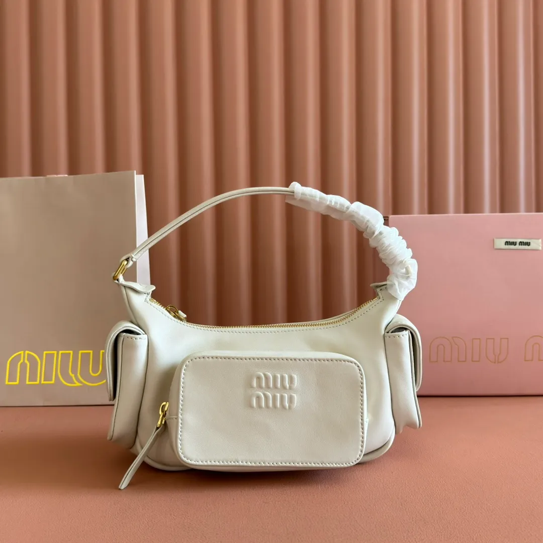 p1760💋💋💋 [Equipped with a full set of counter packaging, premium hardware and original leather] Sheep leather Hobo underarm bag ~ Retro, this Hobo underarm bag reveals a charming modern urban style. The multi-pocket design blurs the line between function and decoration, and the iconic lettering logo injects distinctive personality. Gold hardware adds sparkling style. Size: W21×H12×D6cm No.: 5BC146