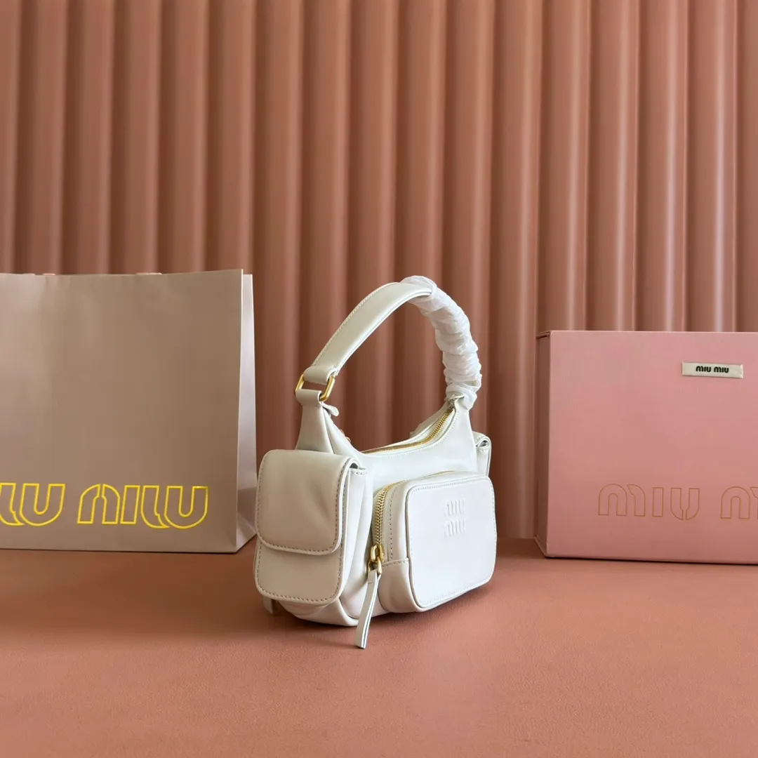 p1760💋💋💋 [Equipped with a full set of counter packaging, premium hardware and original leather] Sheep leather Hobo underarm bag ~ Retro, this Hobo underarm bag reveals a charming modern urban style. The multi-pocket design blurs the line between function and decoration, and the iconic lettering logo injects distinctive personality. Gold hardware adds sparkling style. Size: W21×H12×D6cm No.: 5BC146