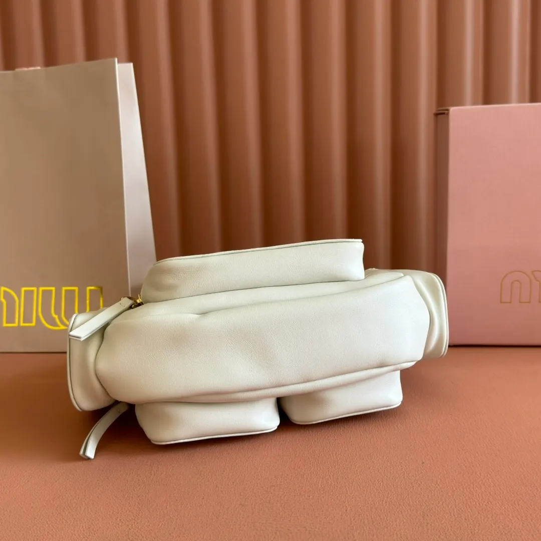 p1760💋💋💋 [Equipped with a full set of counter packaging, premium hardware and original leather] Sheep leather Hobo underarm bag ~ Retro, this Hobo underarm bag reveals a charming modern urban style. The multi-pocket design blurs the line between function and decoration, and the iconic lettering logo injects distinctive personality. Gold hardware adds sparkling style. Size: W21×H12×D6cm No.: 5BC146