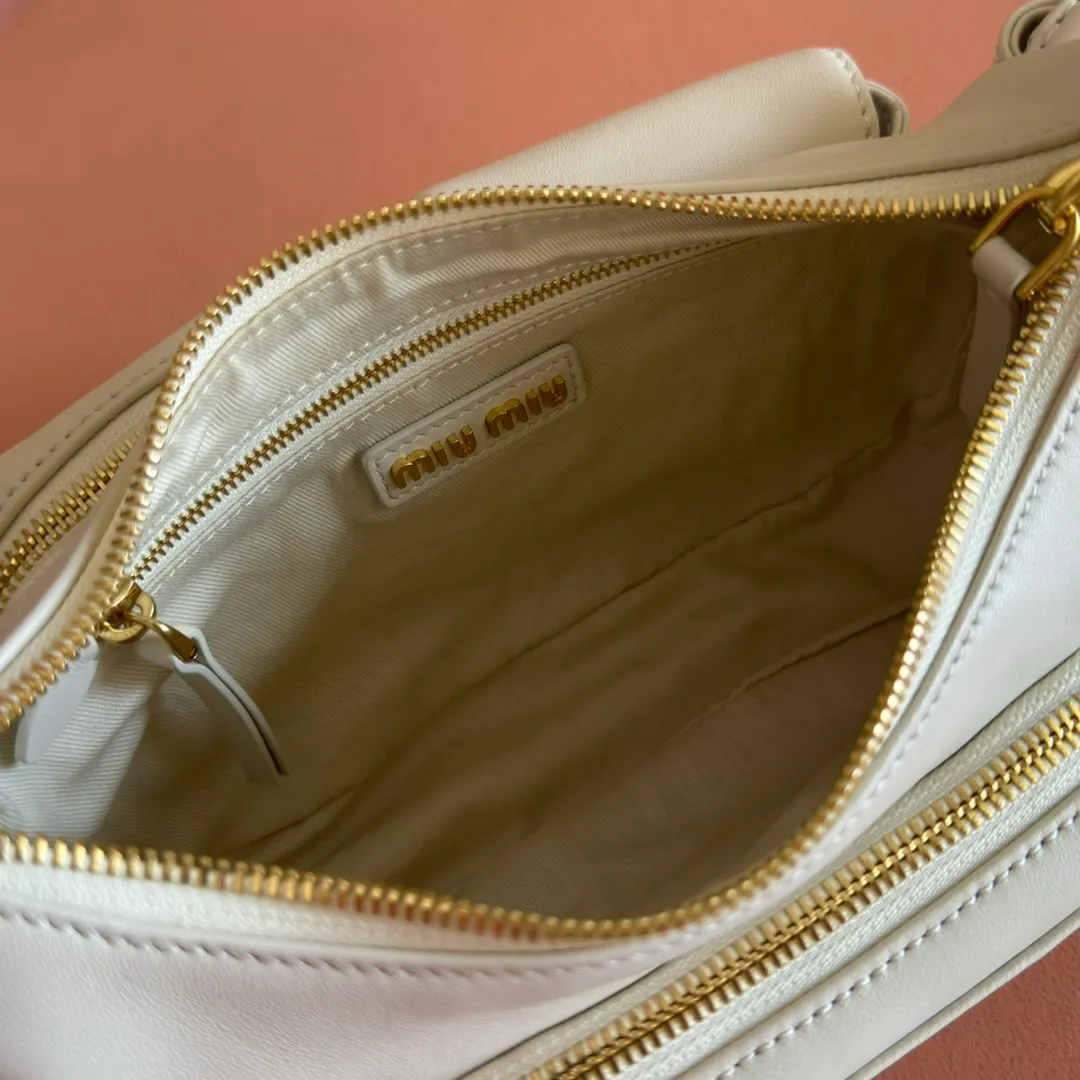 p1760💋💋💋 [Equipped with a full set of counter packaging, premium hardware and original leather] Sheep leather Hobo underarm bag ~ Retro, this Hobo underarm bag reveals a charming modern urban style. The multi-pocket design blurs the line between function and decoration, and the iconic lettering logo injects distinctive personality. Gold hardware adds sparkling style. Size: W21×H12×D6cm No.: 5BC146