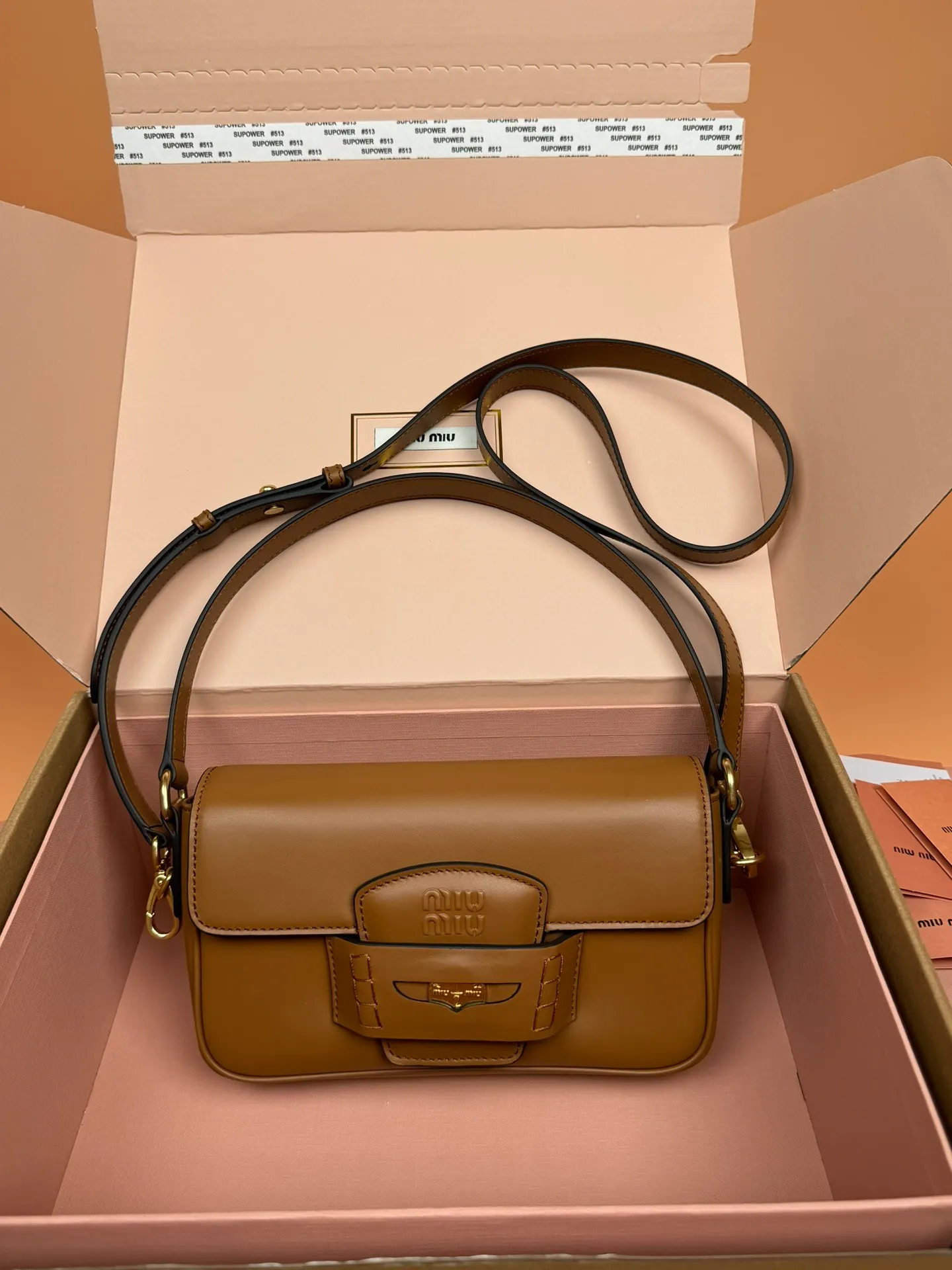 p1760. [Premium Hardware Original Leather] Penny Cow Leather Handbag ~ Cognac Color The design of this penny handbag is inspired by the iconic gold coin loafers, adding a versatile option to your daily wardrobe. The crisp leather design embodies the brand's youthful and rebellious spirit. Size:w23×h13.5×d5cm No.:_5bd270