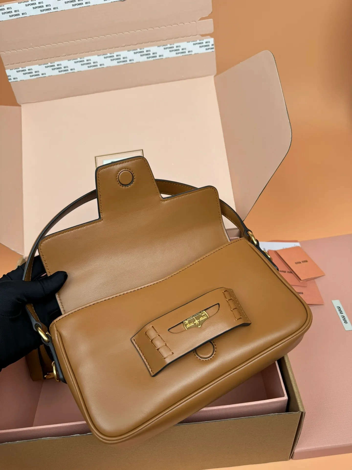 p1760. [Premium Hardware Original Leather] Penny Cow Leather Handbag ~ Cognac Color The design of this penny handbag is inspired by the iconic gold coin loafers, adding a versatile option to your daily wardrobe. The crisp leather design embodies the brand's youthful and rebellious spirit. Size:w23×h13.5×d5cm No.:_5bd270