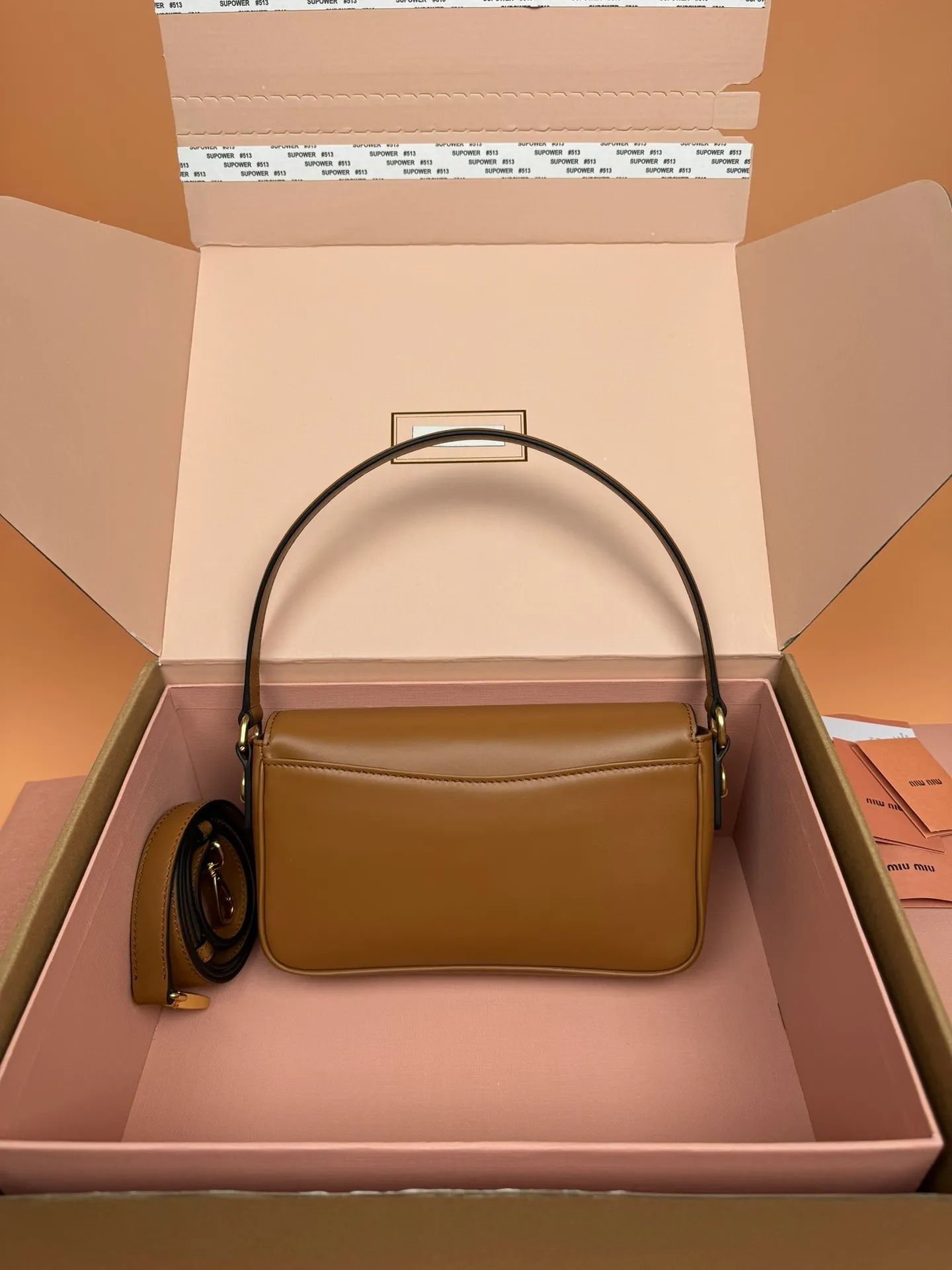 p1760. [Premium Hardware Original Leather] Penny Cow Leather Handbag ~ Cognac Color The design of this penny handbag is inspired by the iconic gold coin loafers, adding a versatile option to your daily wardrobe. The crisp leather design embodies the brand's youthful and rebellious spirit. Size:w23×h13.5×d5cm No.:_5bd270