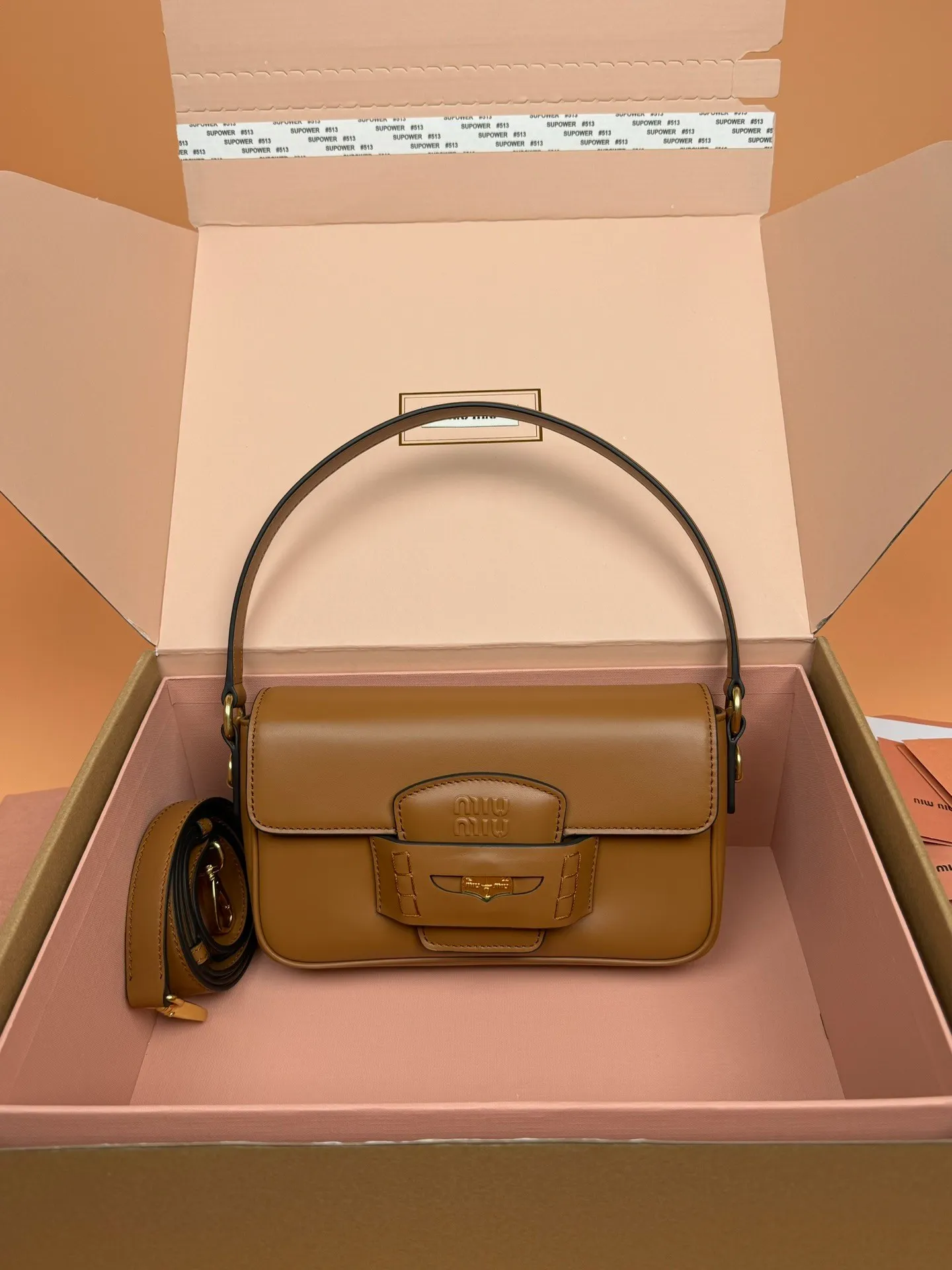 p1760. [Premium Hardware Original Leather] Penny Cow Leather Handbag ~ Cognac Color The design of this penny handbag is inspired by the iconic gold coin loafers, adding a versatile option to your daily wardrobe. The crisp leather design embodies the brand's youthful and rebellious spirit. Size:w23×h13.5×d5cm No.:_5bd270