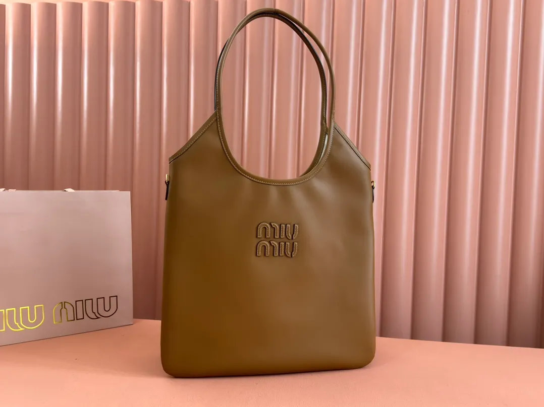 p1680💋💋💋【Configuring full counter package】Miu Women's IVY Cowhide Tote Shoulder Bag This classic tote bag is decorated with the Miu Miu letter logo, which highlights the classic style and is very recognizable. Simple underarm tote bag 🖤 The same color leather letter logo adds a unique and classic style! Gold hardware, leather lettering logo on front! Lined with zip pocket accents! Size: 35x40cm Style number: 5bg231