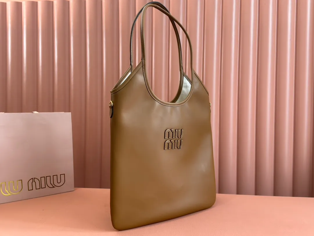p1680💋💋💋【Configuring full counter package】Miu Women's IVY Cowhide Tote Shoulder Bag This classic tote bag is decorated with the Miu Miu letter logo, which highlights the classic style and is very recognizable. Simple underarm tote bag 🖤 The same color leather letter logo adds a unique and classic style! Gold hardware, leather lettering logo on front! Lined with zip pocket accents! Size: 35x40cm Style number: 5bg231