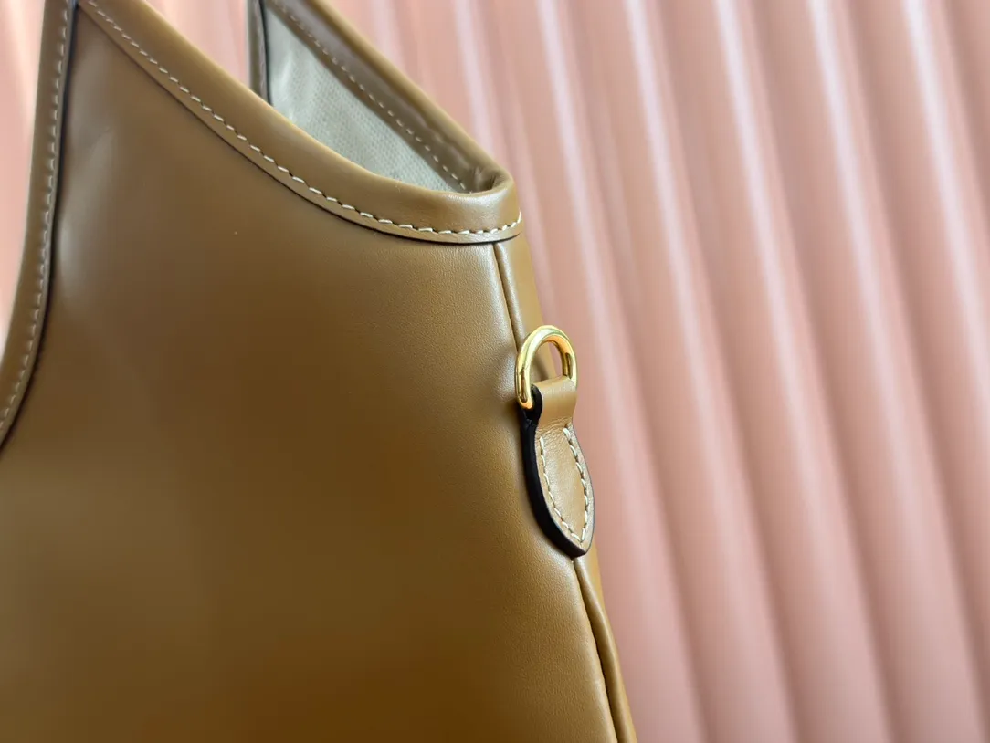 p1680💋💋💋【Configuring full counter package】Miu Women's IVY Cowhide Tote Shoulder Bag This classic tote bag is decorated with the Miu Miu letter logo, which highlights the classic style and is very recognizable. Simple underarm tote bag 🖤 The same color leather letter logo adds a unique and classic style! Gold hardware, leather lettering logo on front! Lined with zip pocket accents! Size: 35x40cm Style number: 5bg231
