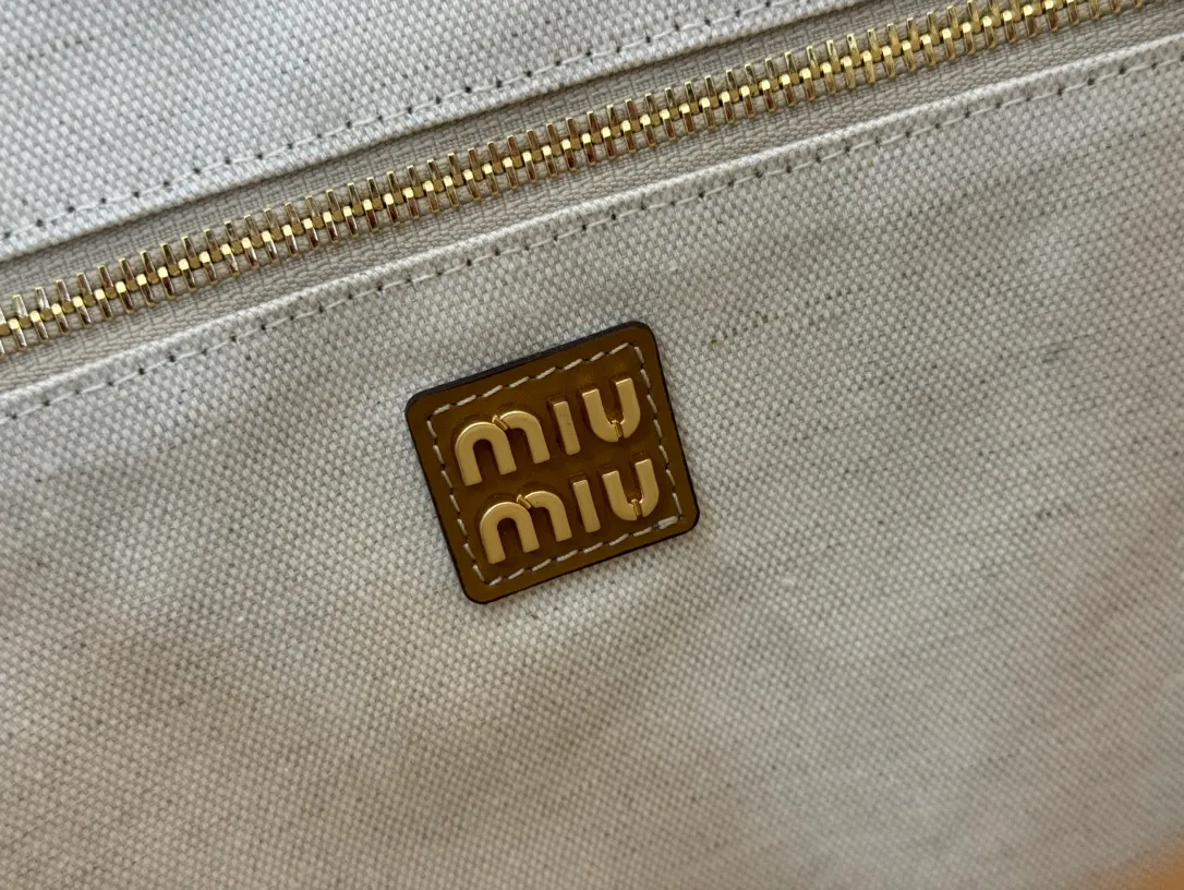 p1680💋💋💋【Configuring full counter package】Miu Women's IVY Cowhide Tote Shoulder Bag This classic tote bag is decorated with the Miu Miu letter logo, which highlights the classic style and is very recognizable. Simple underarm tote bag 🖤 The same color leather letter logo adds a unique and classic style! Gold hardware, leather lettering logo on front! Lined with zip pocket accents! Size: 35x40cm Style number: 5bg231