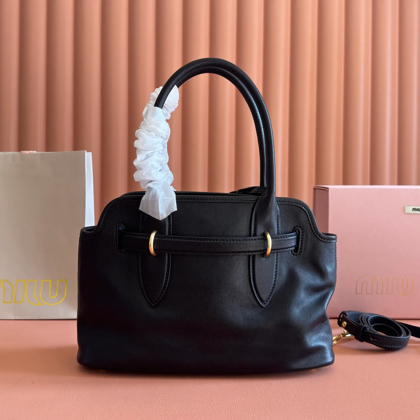 p1700💋💋💋【Configured with full counter packaging】Aventure bags show simple and casual charm. Reinterpreting classic lines, this soft Nappa variant displays a versatile and practical attitude, enhanced by refined and exclusive details. The adventure nappa leather handbag is inspired by the MIU archive design. The structure has been adjusted to make it lighter and has a new personality. It is decorated with an embossed letter logo to add a signature element. Antique gold hardware, linen blend lining, zipper pocket and patch pocket, long wrist suitable for use as a handbag or shoulder, 5ba292 size 22X 30X10cm