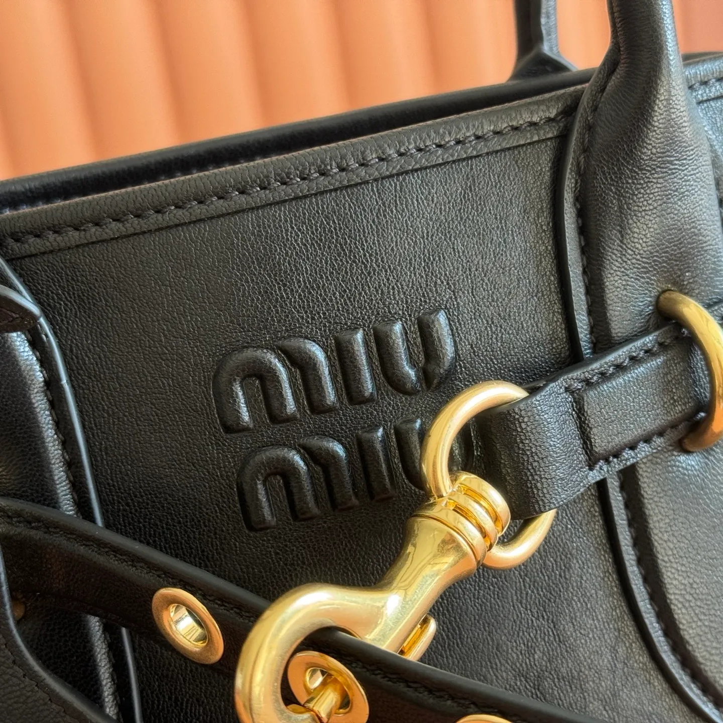 p1700💋💋💋【Configured with full counter packaging】Aventure bags show simple and casual charm. Reinterpreting classic lines, this soft Nappa variant displays a versatile and practical attitude, enhanced by refined and exclusive details. The adventure nappa leather handbag is inspired by the MIU archive design. The structure has been adjusted to make it lighter and has a new personality. It is decorated with an embossed letter logo to add a signature element. Antique gold hardware, linen blend lining, zipper pocket and patch pocket, long wrist suitable for use as a handbag or shoulder, 5ba292 size 22X 30X10cm