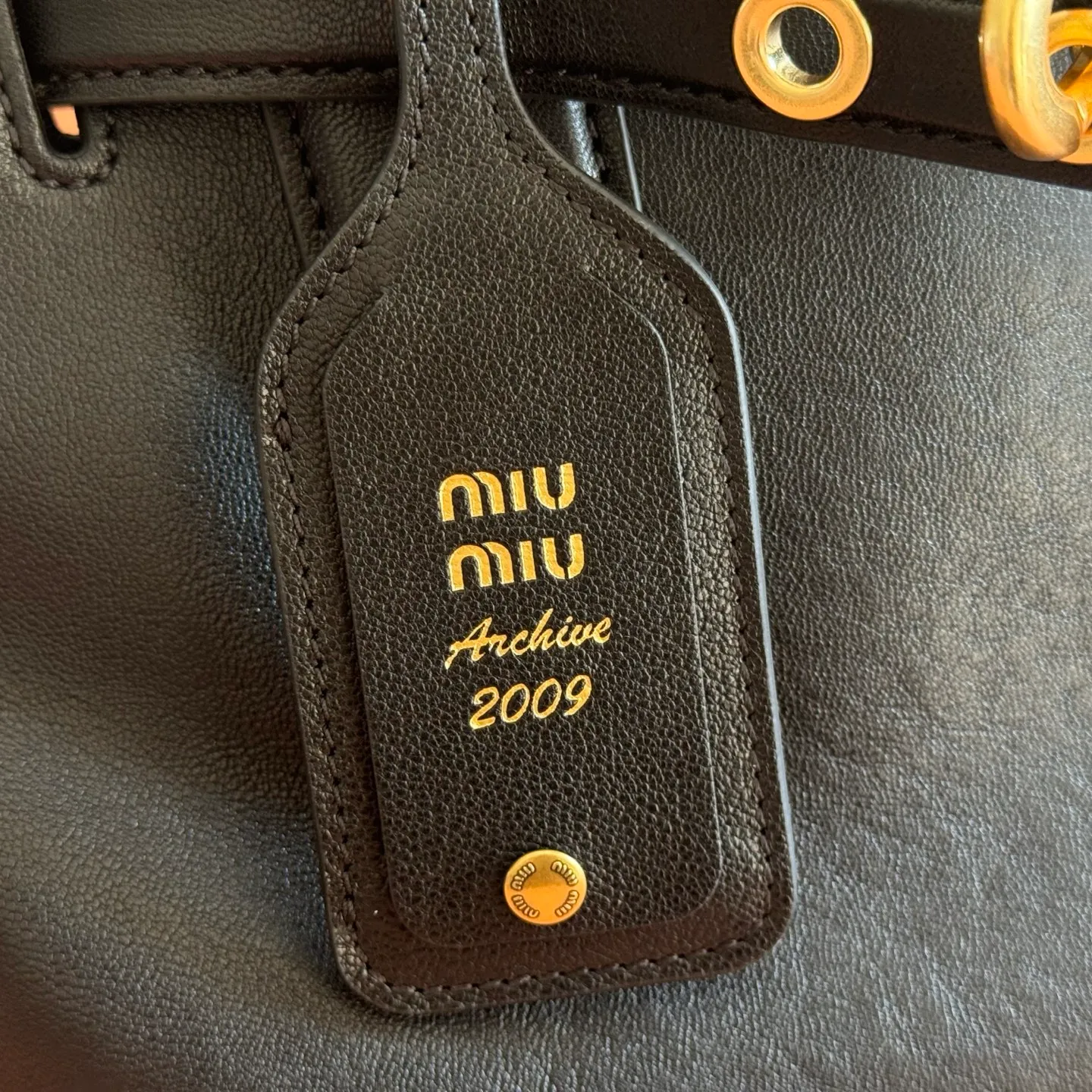 p1700💋💋💋【Configured with full counter packaging】Aventure bags show simple and casual charm. Reinterpreting classic lines, this soft Nappa variant displays a versatile and practical attitude, enhanced by refined and exclusive details. The adventure nappa leather handbag is inspired by the MIU archive design. The structure has been adjusted to make it lighter and has a new personality. It is decorated with an embossed letter logo to add a signature element. Antique gold hardware, linen blend lining, zipper pocket and patch pocket, long wrist suitable for use as a handbag or shoulder, 5ba292 size 22X 30X10cm