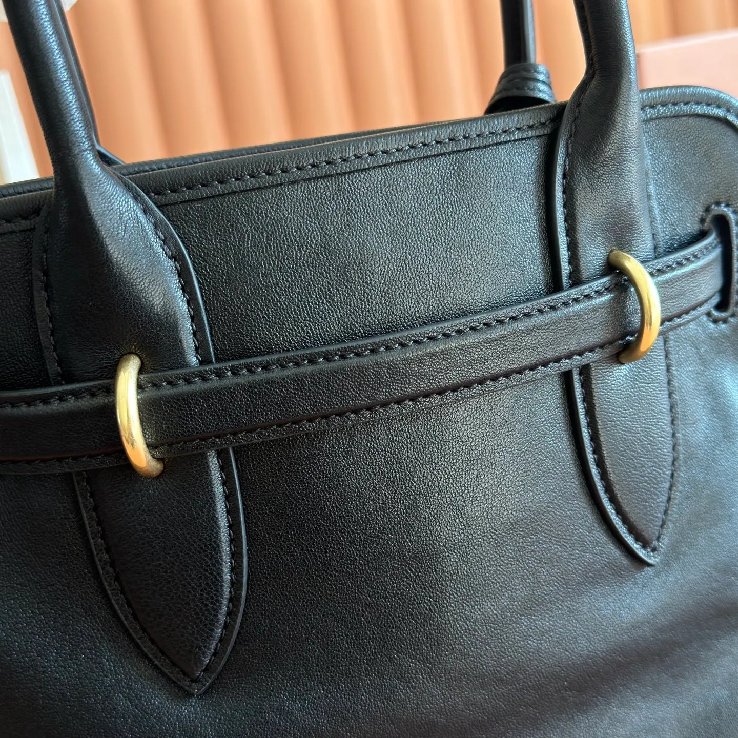 p1700💋💋💋【Configured with full counter packaging】Aventure bags show simple and casual charm. Reinterpreting classic lines, this soft Nappa variant displays a versatile and practical attitude, enhanced by refined and exclusive details. The adventure nappa leather handbag is inspired by the MIU archive design. The structure has been adjusted to make it lighter and has a new personality. It is decorated with an embossed letter logo to add a signature element. Antique gold hardware, linen blend lining, zipper pocket and patch pocket, long wrist suitable for use as a handbag or shoulder, 5ba292 size 22X 30X10cm
