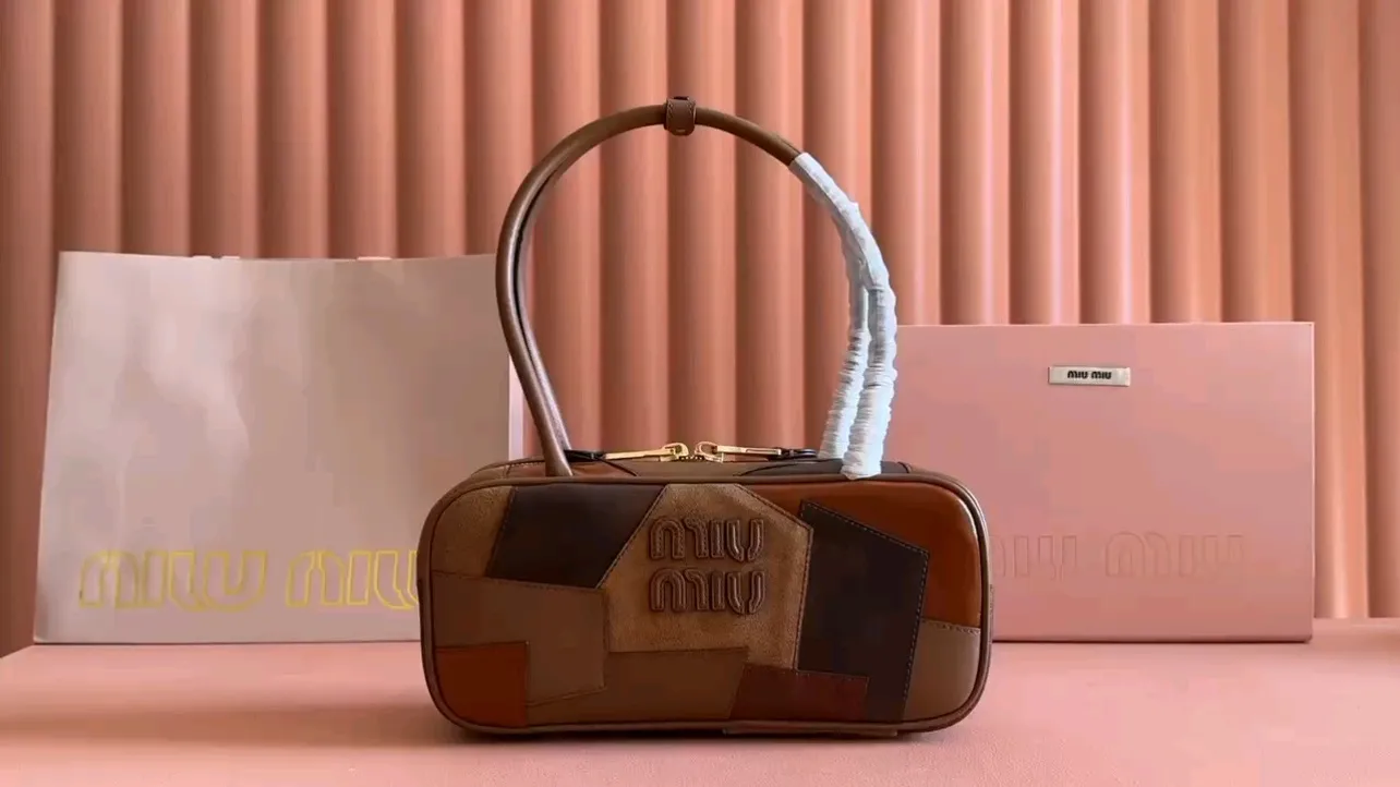 p1740💋💋💋【Premium hardware original leather】Beau cow leather and sheep leather patchwork handbag ~ handbag/shoulder bag ~ brown patchwork This Beau handbag presents a slightly retro style, while highlighting modern personality through patches. The letter logo highlights the brand's classic character. Size: W28×H15×D9cm Number: 5BB173 5BB147