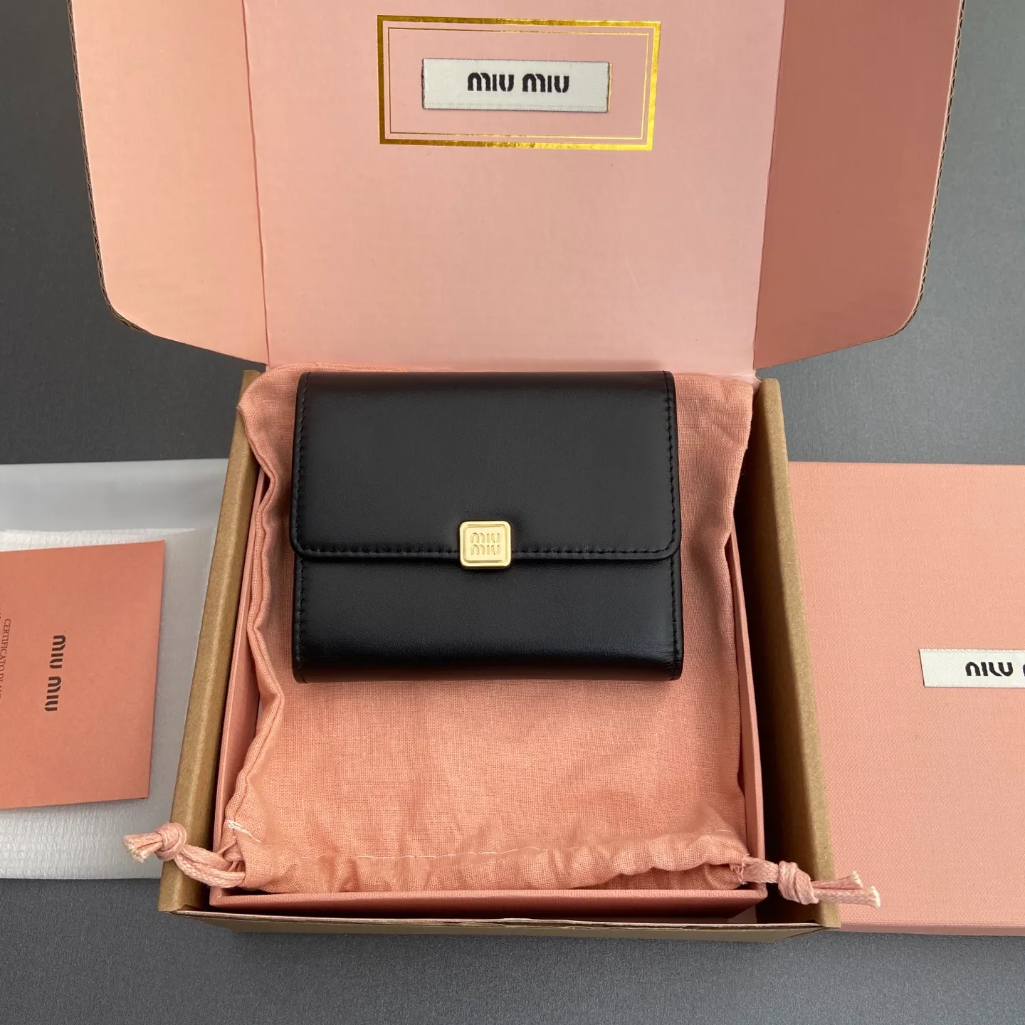 [Special grade hardware original leather] ¥600~Imported cowhide wallet~Black - Snap button closure - Metal letter logo - 2 card slots - 1 banknote compartment - 1 coin pocket - Lined Size: w11.5×h10.2×2cm No.: 5MH033_ MM0240