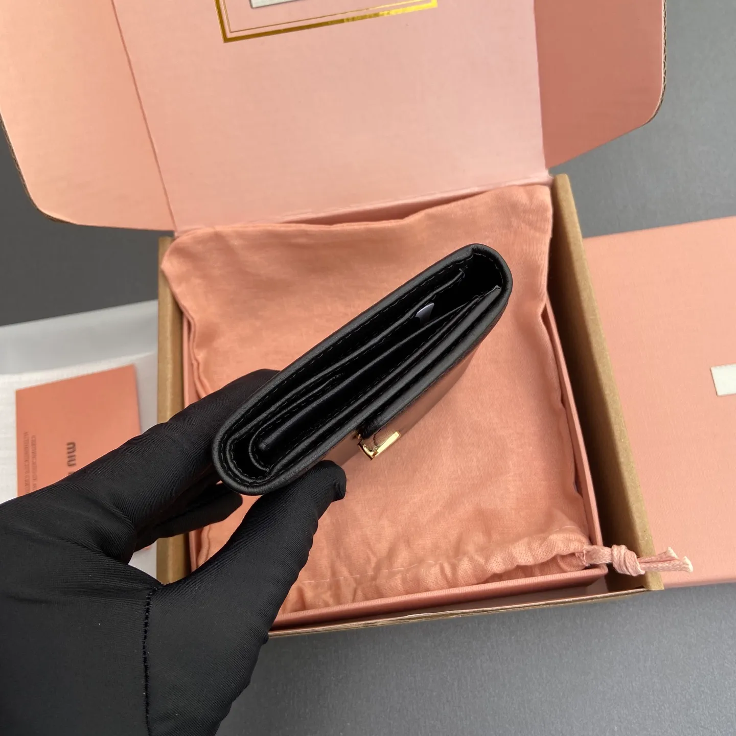 [Special grade hardware original leather] ¥600~Imported cowhide wallet~Black - Snap button closure - Metal letter logo - 2 card slots - 1 banknote compartment - 1 coin pocket - Lined Size: w11.5×h10.2×2cm No.: 5MH033_ MM0240