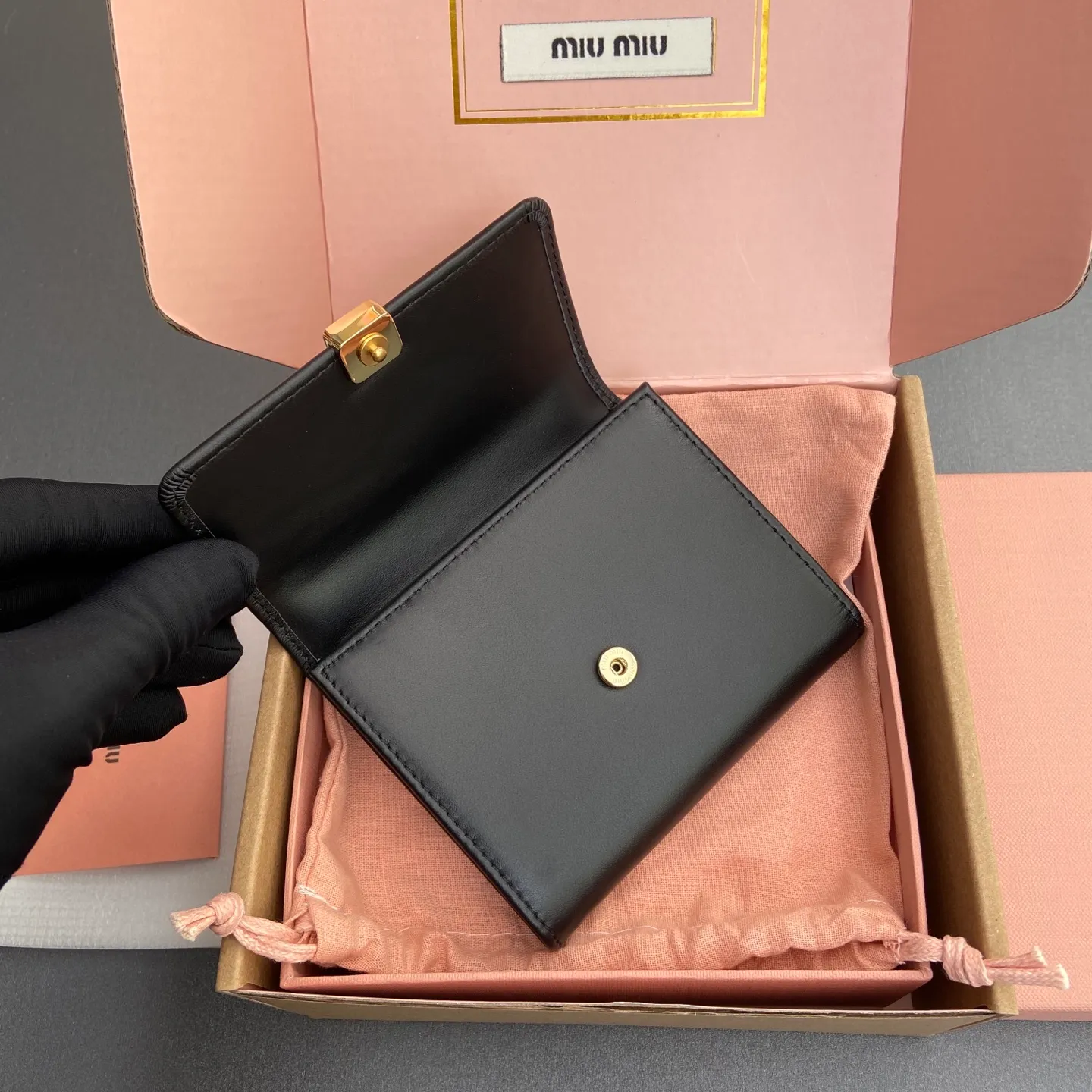 [Special grade hardware original leather] ¥600~Imported cowhide wallet~Black - Snap button closure - Metal letter logo - 2 card slots - 1 banknote compartment - 1 coin pocket - Lined Size: w11.5×h10.2×2cm No.: 5MH033_ MM0240
