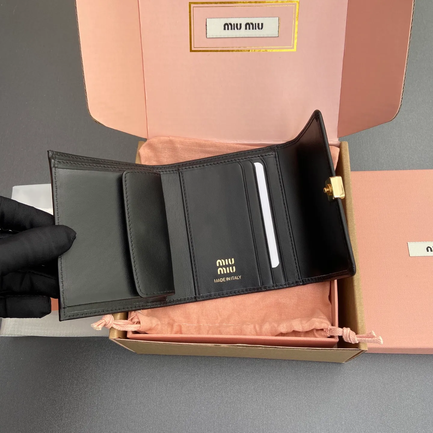 [Special grade hardware original leather] ¥600~Imported cowhide wallet~Black - Snap button closure - Metal letter logo - 2 card slots - 1 banknote compartment - 1 coin pocket - Lined Size: w11.5×h10.2×2cm No.: 5MH033_ MM0240