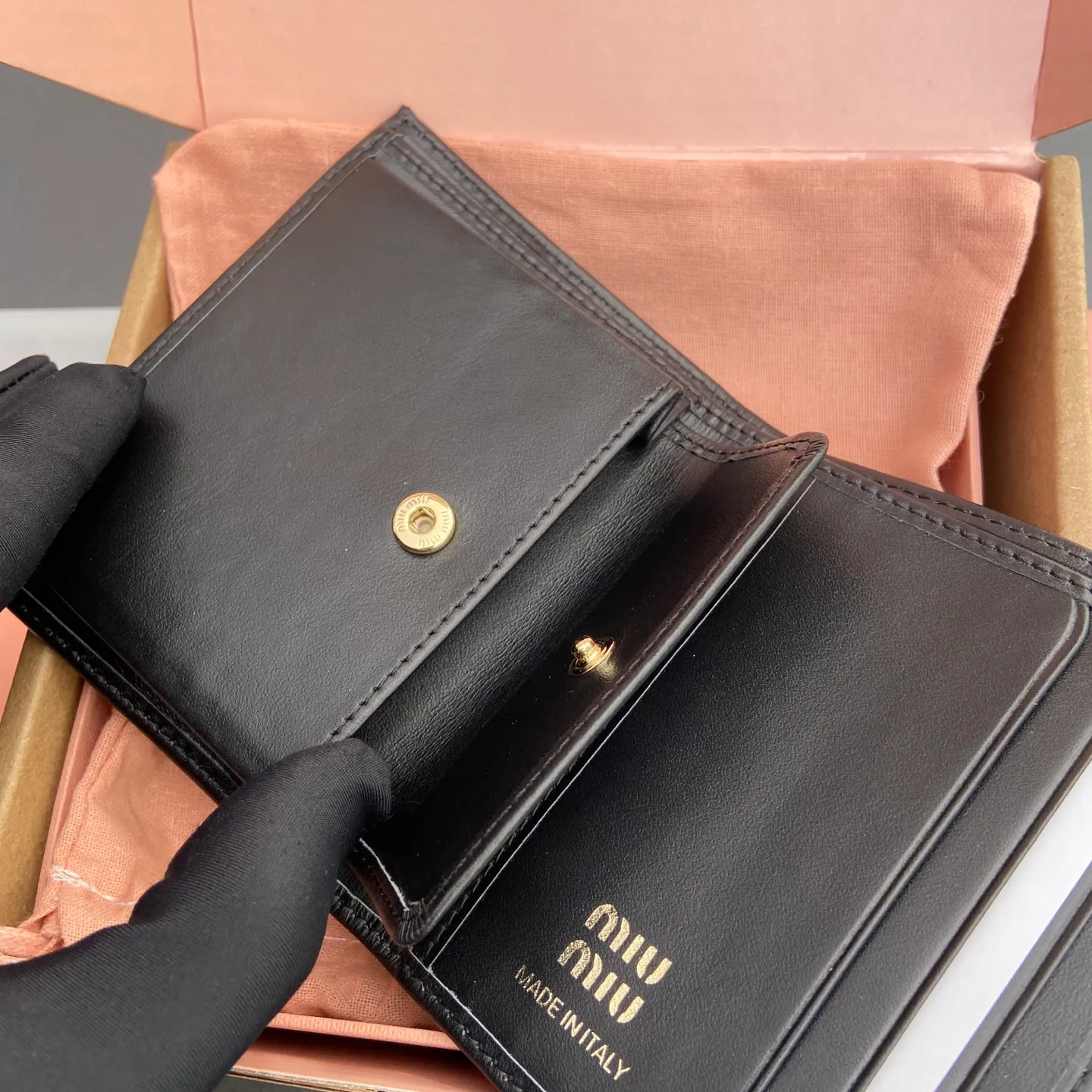 [Special grade hardware original leather] ¥600~Imported cowhide wallet~Black - Snap button closure - Metal letter logo - 2 card slots - 1 banknote compartment - 1 coin pocket - Lined Size: w11.5×h10.2×2cm No.: 5MH033_ MM0240