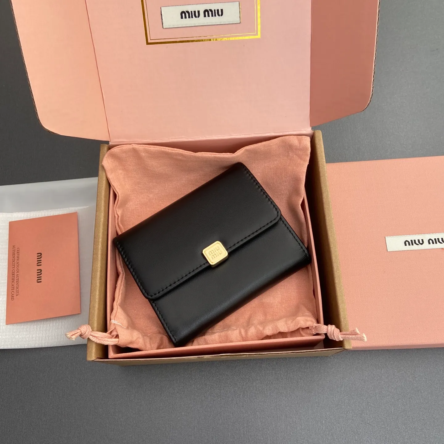 [Special grade hardware original leather] ¥600~Imported cowhide wallet~Black - Snap button closure - Metal letter logo - 2 card slots - 1 banknote compartment - 1 coin pocket - Lined Size: w11.5×h10.2×2cm No.: 5MH033_ MM0240