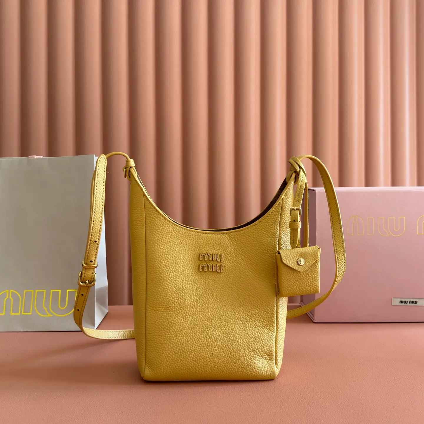 p1460💋💋💋[Original leather configuration counter complete package] Miu Japanese pop-up new tote bag, top-grade imported cowhide, high-end leather texture, elegant and retro, soft but not collapsed, with metal lock pendant, casual and lazy temperament, full of sweet and cool style, hand-sewn leather logo, details are online, suitable for commuting and shopping, practicality MAX, model: 5be098 Size: 28X 22.5X 12cm