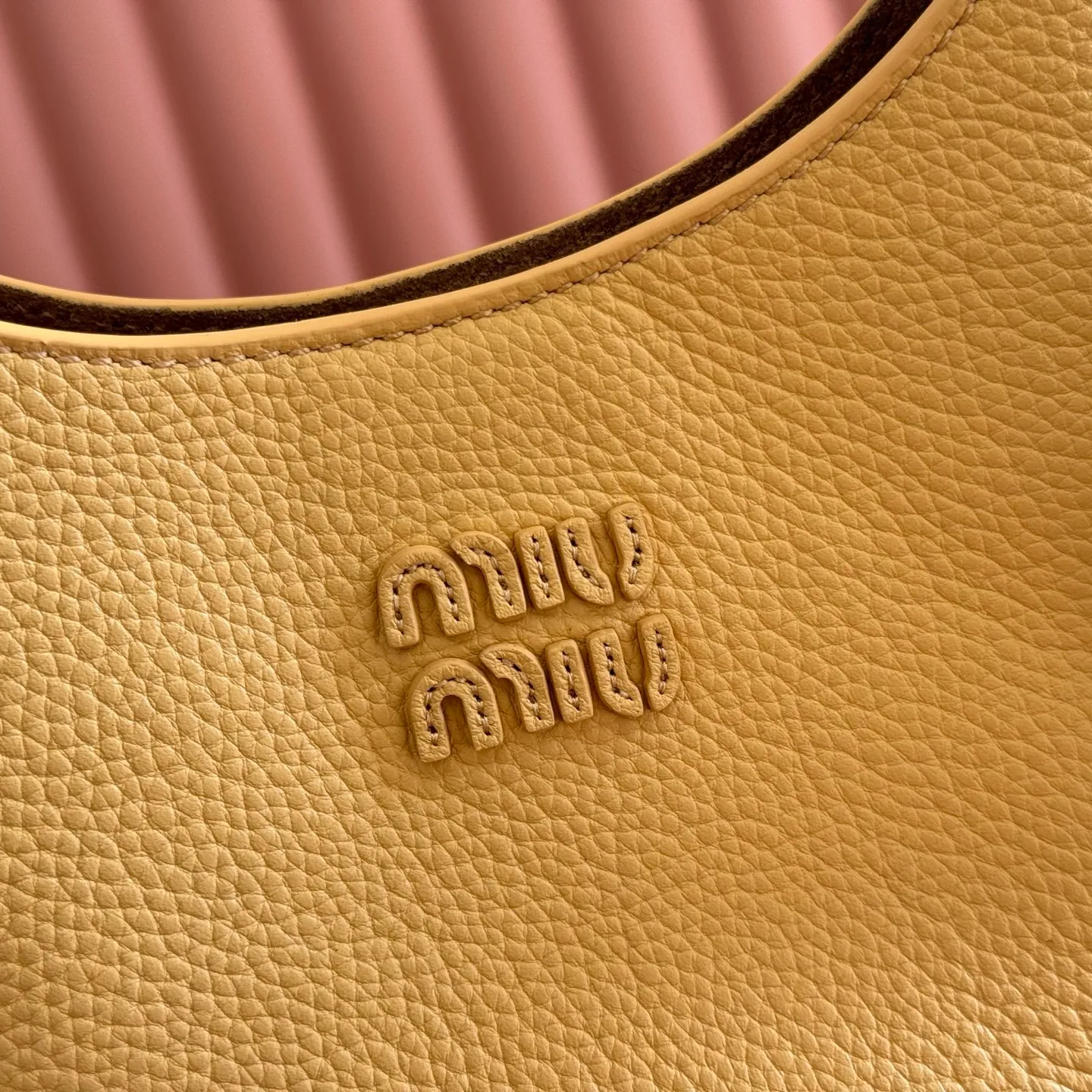 p1460💋💋💋[Original leather configuration counter complete package] Miu Japanese pop-up new tote bag, top-grade imported cowhide, high-end leather texture, elegant and retro, soft but not collapsed, with metal lock pendant, casual and lazy temperament, full of sweet and cool style, hand-sewn leather logo, details are online, suitable for commuting and shopping, practicality MAX, model: 5be098 Size: 28X 22.5X 12cm